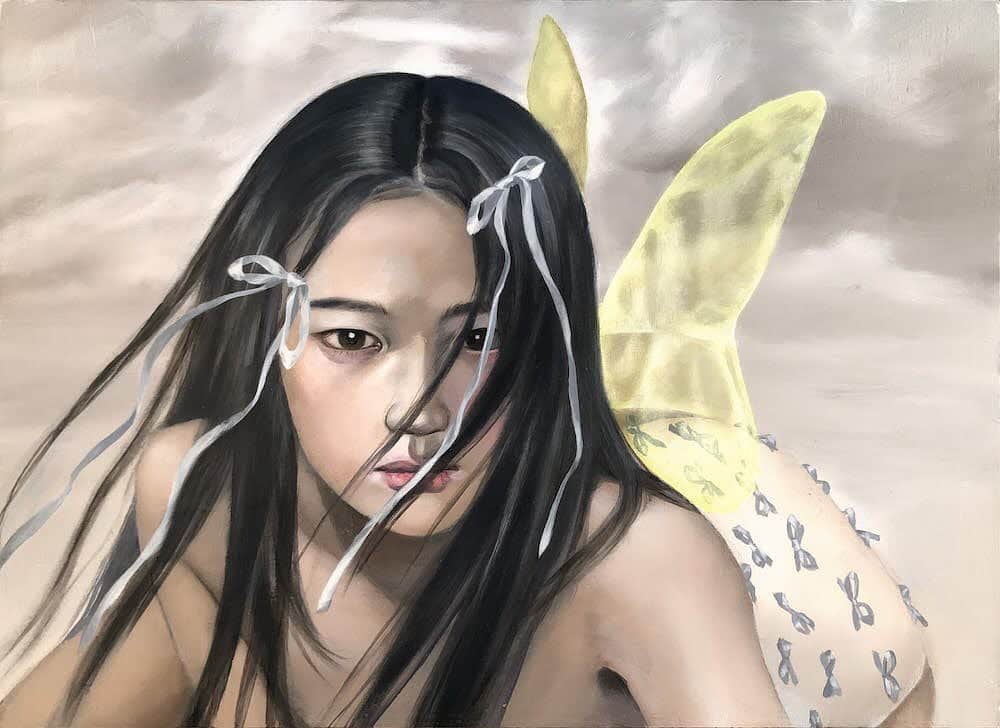 新宅和音のインスタグラム：「薄い羽 2023 Thin wings 2023 333×242mm  #art #artwork #painting #figurativepainting #oilpainting #japaneseart #japaneseartist #japan #portrait #contemporaryart #newcontemporaryart #girl #picoftheday #lowbrowart #popsurrealism #darksurrealism #fairy #アート #油彩 #油絵 #妖精」