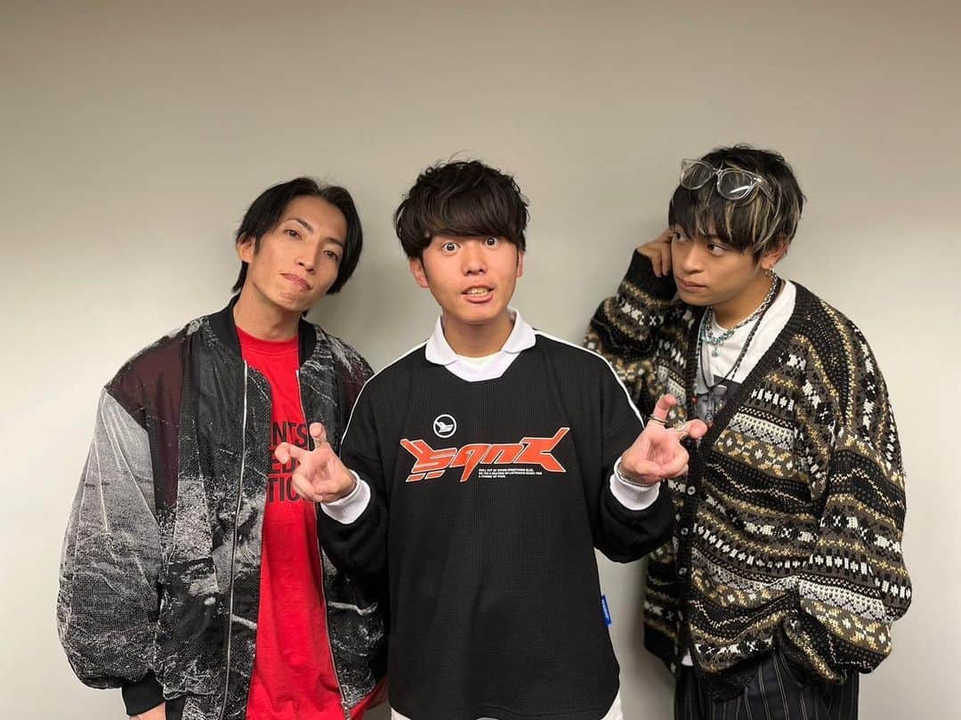 樋口大喜さんのインスタグラム写真 - (樋口大喜Instagram)「23.11.11. THE ORAL CIGARETTES たくやさん！まさやんさん！いらっしゃいませ！ . 家の中にあるヒーローのお話から、新曲「YELLOW」トーク！制作について伺いました！ 「ロックシーンが必ず有る」たくやさんの強い言葉がライブにも表れていると思います！ #オーラル #theoralcigarettes」11月18日 19時13分 - itsdaikyhiguchi