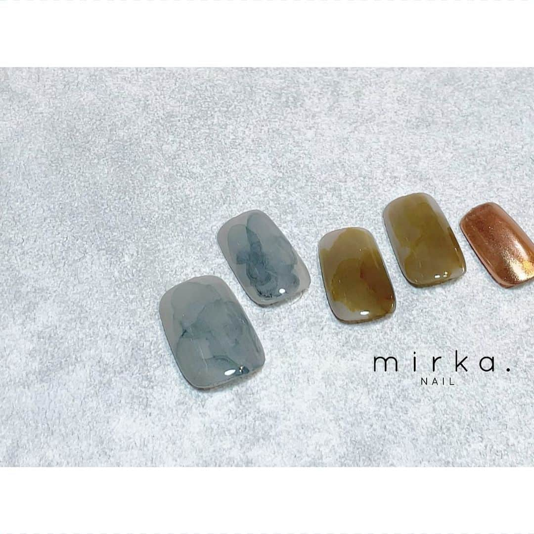 mirka. NAIL(ミルカネイル)のインスタグラム：「⁡ ⁡ ⁡ new !! ⁡ ⁡ ⁡ #mirkanailsample …………………………………………………………… ⁡ ご予約、お問い合わせは LINE ID⇒ @mirka.nail (@含む)まで。 ⁡ ご新規様はハイライトの「ご案内」と「ご予約方法」を必ずお読みいただいてからご予約くださいますようお願いいたします。 空き状況や詳細はLINEの投稿からご確認ください。 ⁡ ⁡ ⁡ ⁡ #mirkanail#nails#nail#nailart#naildesign #ショートネイル#ネイルアート#ネイルデザイン#ネイル#大人ネイル#シンプルネイル#オフィスネイル#ニュアンスネイル#ナチュラルネイル#カジュアルネイル#ショートネイルデザイン#美甲#秋ネイル#秋ネイル2023 #プライベートサロン#プライベートネイルサロン#東京ネイルサロン#東京ネイル#江東区ネイルサロン#森下#清澄白河 ⁡」