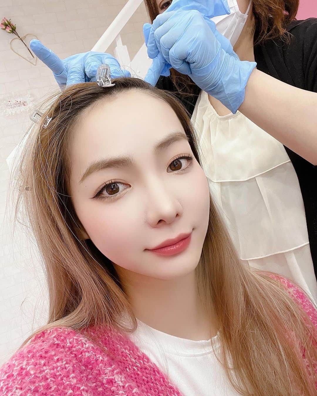 LISA minemuraのインスタグラム：「🌈 育毛始めました🥳 美容師さんから毛量多いって言われてるけど、 顔周りのうぶ毛生やしたいし、円形できるタイプだから予防的に @kura09302018 でお願いしてみた🫶🏻💖  1.2回で効果出るらしいから育毛剤とかお薬よりコスパいい🥺  @cloveli_official 出張施術してくれた🥺💖   #育毛  #松本市  #長野市」