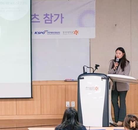 金海珍のインスタグラム：「이번에 감사하게도 <2023 한국여성체육학회 추계학술대회>에 초청받아 ’유스올림픽의 가치와 여성 청소년 스포츠 선수의 스포츠 참가‘라는 주제 아래 ‘현장에서 바라보는 여성 청소년 선수의 미래’에 대해 이야기하고 왔습니다!   제가 청소년 시절에 했던 고민들, 현 여성 청소년 선수들의 대학 진학 고민, 그리고 조금 더 광범위하게 현 스포츠 사회에서 여성 스포츠인들이 받고있는 차별과 어려움들에 대해 이야기해보았는데요, 처음 발제를 맡았을 때 주제에 맞추어 어떤 이야기를 해야할 지 정말 고민이 많았고 어렵다고 느꼈는데 그래도 이번 학술회를 통해 현 스포츠 사회에 대해 알아보고 배움을 얻을 수 있는 좋은 기회가 되었습니다!  끝나고나니 아쉬움 가득이지만 어쨌든 얼레벌레 또 하나의 경험 쌓기 성공✌🏻」