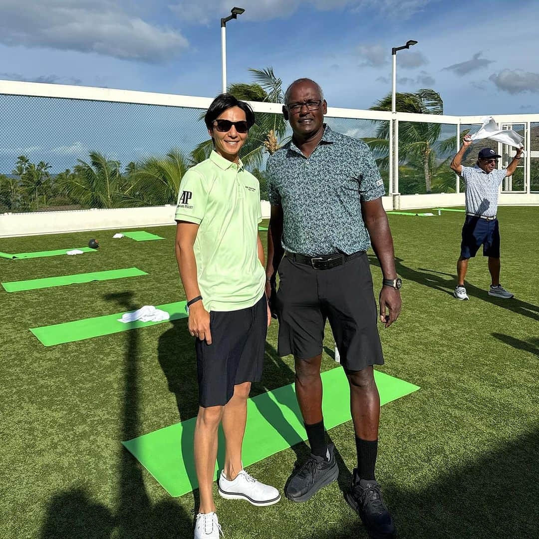 友永真也さんのインスタグラム写真 - (友永真也Instagram)「今回はオーデマピゲのゴルフ大会 🤙play-off in  Hawaii⛳️  東京チームvs名古屋チームに別れて、それぞれの名誉を掛けて戦う熱いバトルです🏌️  結果、東京チームの勝利となりました🏅  コンペにはビジェイ・シン選手も来て下さり、最高に楽しく贅沢な時間を過ごさせて頂きました😆🌟 @vijaysinghgolf   世界最高峰の選手の目の前でスイングするだけでも恐れ多いと思いました💦  同じ趣味を持つ仲間たちが集まり、勝利の為に一致団結して支え合った最強の東京チームでした👍  これからもより本気でゴルフに取り組んで行きたいと改めて思いました🏌️  しんめぐコンペ開催するので、皆様練習お願い致します🏌️⛳️🏌️‍♀️」11月18日 19時17分 - tomonaga_shinya