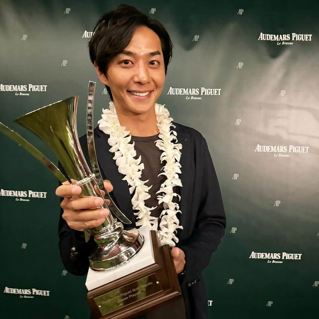 友永真也のインスタグラム：「今回はオーデマピゲのゴルフ大会 🤙play-off in  Hawaii⛳️  東京チームvs名古屋チームに別れて、それぞれの名誉を掛けて戦う熱いバトルです🏌️  結果、東京チームの勝利となりました🏅  コンペにはビジェイ・シン選手も来て下さり、最高に楽しく贅沢な時間を過ごさせて頂きました😆🌟 @vijaysinghgolf   世界最高峰の選手の目の前でスイングするだけでも恐れ多いと思いました💦  同じ趣味を持つ仲間たちが集まり、勝利の為に一致団結して支え合った最強の東京チームでした👍  これからもより本気でゴルフに取り組んで行きたいと改めて思いました🏌️  しんめぐコンペ開催するので、皆様練習お願い致します🏌️⛳️🏌️‍♀️」