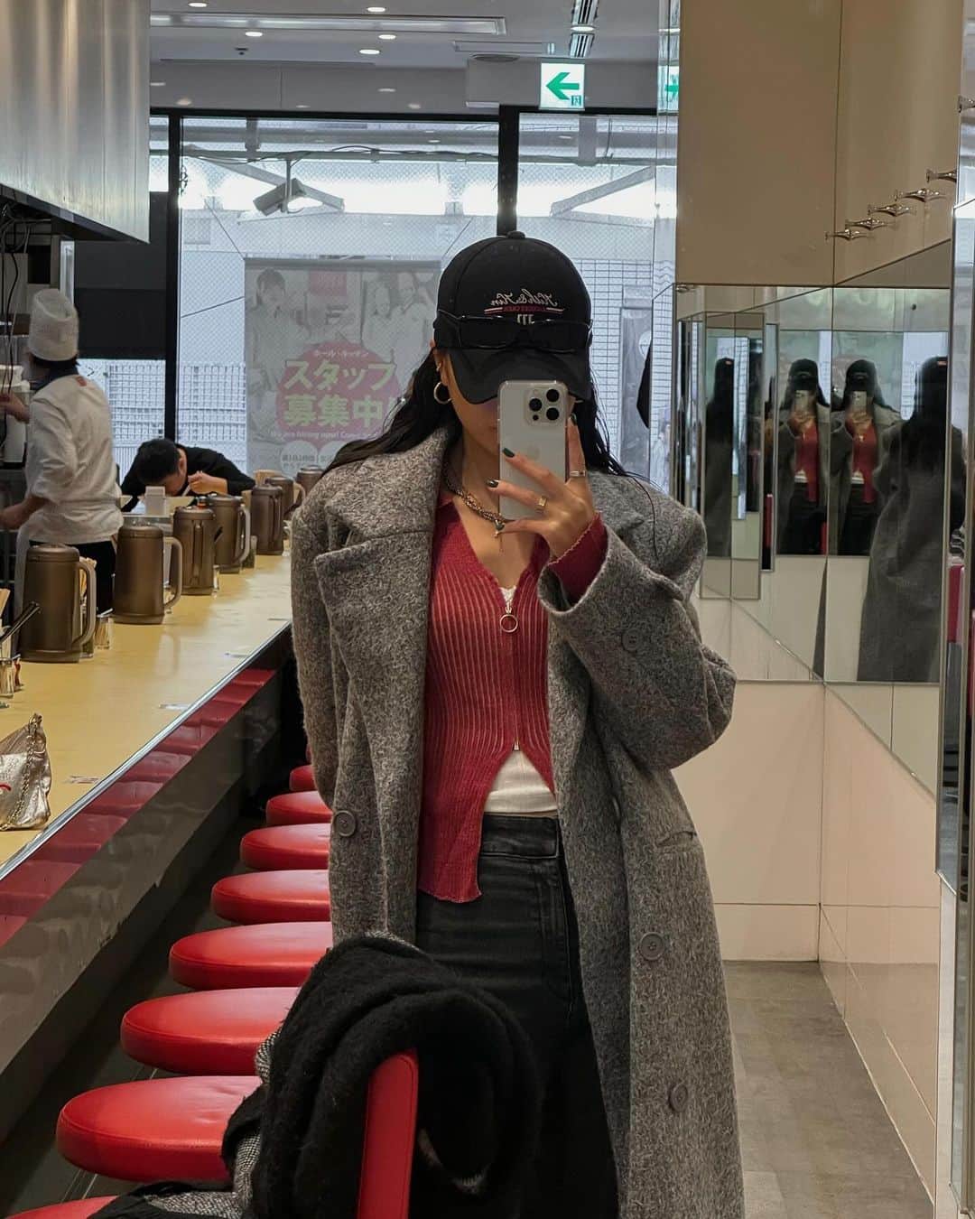 宮川由衣子のインスタグラム：「. ここで一句。 赤い椅子　触れたからかな　赤い服 #タッチしたら服が赤くなるシステム #どゆこと」