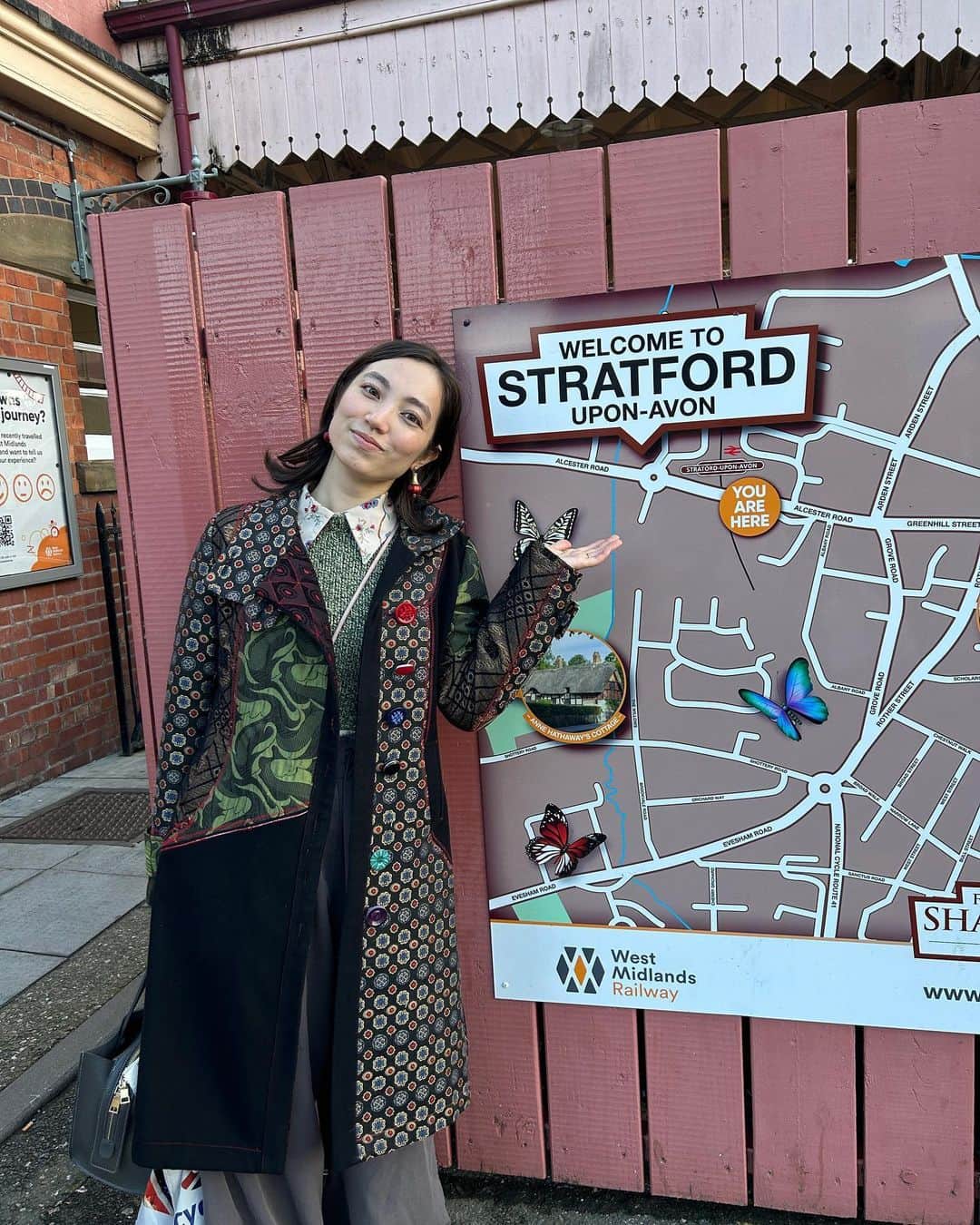 加藤ジーナさんのインスタグラム写真 - (加藤ジーナInstagram)「ロンドンに遊びに行った時に 電車で2時間ほど離れた街 #stratforduponavon を訪れました🧸✨ この街はシェイクスピアの出身地として有名ですが、実はここが私の父の故郷で、 私が赤ちゃんの頃に暮らした街なんです👶🏻💗 そしてそれ以来初めての訪問でした！ だから27年ぶりの帰郷ってことなんですかね！？  行く前ちょっと緊張してて なんか赤ちゃんの頃の記憶が突然蘇ったりするのか！？ とか考えたんですがそんな映画みたいな事は起きず🤣 ただただカワイイ街でるんるんで街歩きをしただけでした🤣 でもロンドンよりもずっとかわいくて居心地も良くて セカンドハンドショップやNPOのお店(利益がそのNPOの活動に使われる😊例えば動物の保護とか難民支援とか)がたくさんあって優しい街だなと思ったし イギリスに住みたいと思ったことはないけど、この街なら住みたい！と思うくらい素敵でした😊🫶  実は父の家族はかなり前にみんな他界していて 実家の場所も分からないので もしかして市役所で聞いてみたら何か分かるかな？と思ったんですが、 あいにく市役所は閉まっていて 住民登録センターを訪れて聞いてみたんですが ここじゃ分からないよ〜って言われちゃいました😅 そりゃあそうですよね😅 昔この人が住んでいた家どこですか？なんて 市役所が教えてくれるはずがない🤣  でも父の故郷がこんな素敵な街だったって知ることができて それだけでハッピーです🥰 今回は日帰りだったけど 今度はホテルも取ってのんびりまた遊びに行こう😊✨  皆さんもロンドン旅行で時間に余裕がある時は ぜひストラットフォードに遊びに行ってみて！ とくにシェイクスピアに興味がある人🥰  #ストラットフォード #ストラットフォードアポンエイボン #シェイクスピア #イギリスの田舎町 #故郷の風景」11月18日 19時20分 - katogina_718