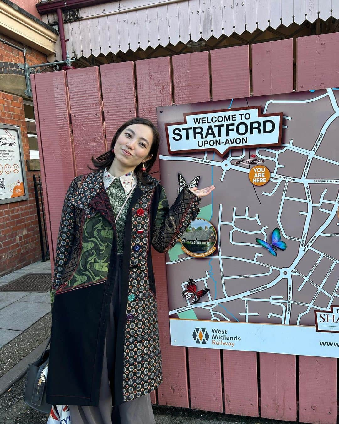 加藤ジーナのインスタグラム：「ロンドンに遊びに行った時に 電車で2時間ほど離れた街 #stratforduponavon を訪れました🧸✨ この街はシェイクスピアの出身地として有名ですが、実はここが私の父の故郷で、 私が赤ちゃんの頃に暮らした街なんです👶🏻💗 そしてそれ以来初めての訪問でした！ だから27年ぶりの帰郷ってことなんですかね！？  行く前ちょっと緊張してて なんか赤ちゃんの頃の記憶が突然蘇ったりするのか！？ とか考えたんですがそんな映画みたいな事は起きず🤣 ただただカワイイ街でるんるんで街歩きをしただけでした🤣 でもロンドンよりもずっとかわいくて居心地も良くて セカンドハンドショップやNPOのお店(利益がそのNPOの活動に使われる😊例えば動物の保護とか難民支援とか)がたくさんあって優しい街だなと思ったし イギリスに住みたいと思ったことはないけど、この街なら住みたい！と思うくらい素敵でした😊🫶  実は父の家族はかなり前にみんな他界していて 実家の場所も分からないので もしかして市役所で聞いてみたら何か分かるかな？と思ったんですが、 あいにく市役所は閉まっていて 住民登録センターを訪れて聞いてみたんですが ここじゃ分からないよ〜って言われちゃいました😅 そりゃあそうですよね😅 昔この人が住んでいた家どこですか？なんて 市役所が教えてくれるはずがない🤣  でも父の故郷がこんな素敵な街だったって知ることができて それだけでハッピーです🥰 今回は日帰りだったけど 今度はホテルも取ってのんびりまた遊びに行こう😊✨  皆さんもロンドン旅行で時間に余裕がある時は ぜひストラットフォードに遊びに行ってみて！ とくにシェイクスピアに興味がある人🥰  #ストラットフォード #ストラットフォードアポンエイボン #シェイクスピア #イギリスの田舎町 #故郷の風景」