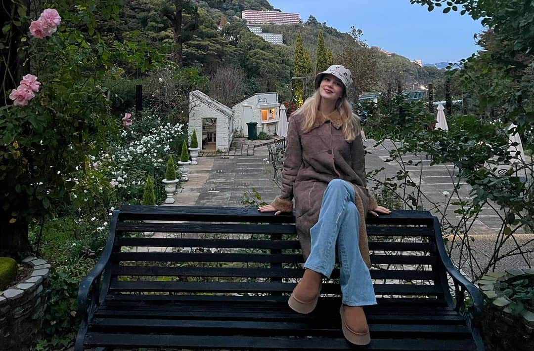 ラズドゥミナヴィオレッタさんのインスタグラム写真 - (ラズドゥミナヴィオレッタInstagram)「熱海アートグラントのオープニングセレモニーに参加させて頂いて、全く違う目線で熱海を見えました。 将来のモナコだと言われる山海もあって、色んな大きなプロジェクトが開発中で可能性しかない街だと思いました。　  今年 @atamiartgrant のテーマは「巡 − Voyage ATAMI」熱海で出会う、アートの旅。GRANT認定アーティスト20組と「ACAO ART RESIDENCE」参加アーティスト30組の計50組が参加してます。　#atamiartgrant2023  イベント開催期間：2023年11月18日（土）から12月17日（日）  是非、楽しいアート、癒され旅に行ってみてください！ 私も終了するまでにもう一度行こうと思ってます。  熱海出身の方が居ませんか？^ ^」11月19日 10時00分 - violapolt