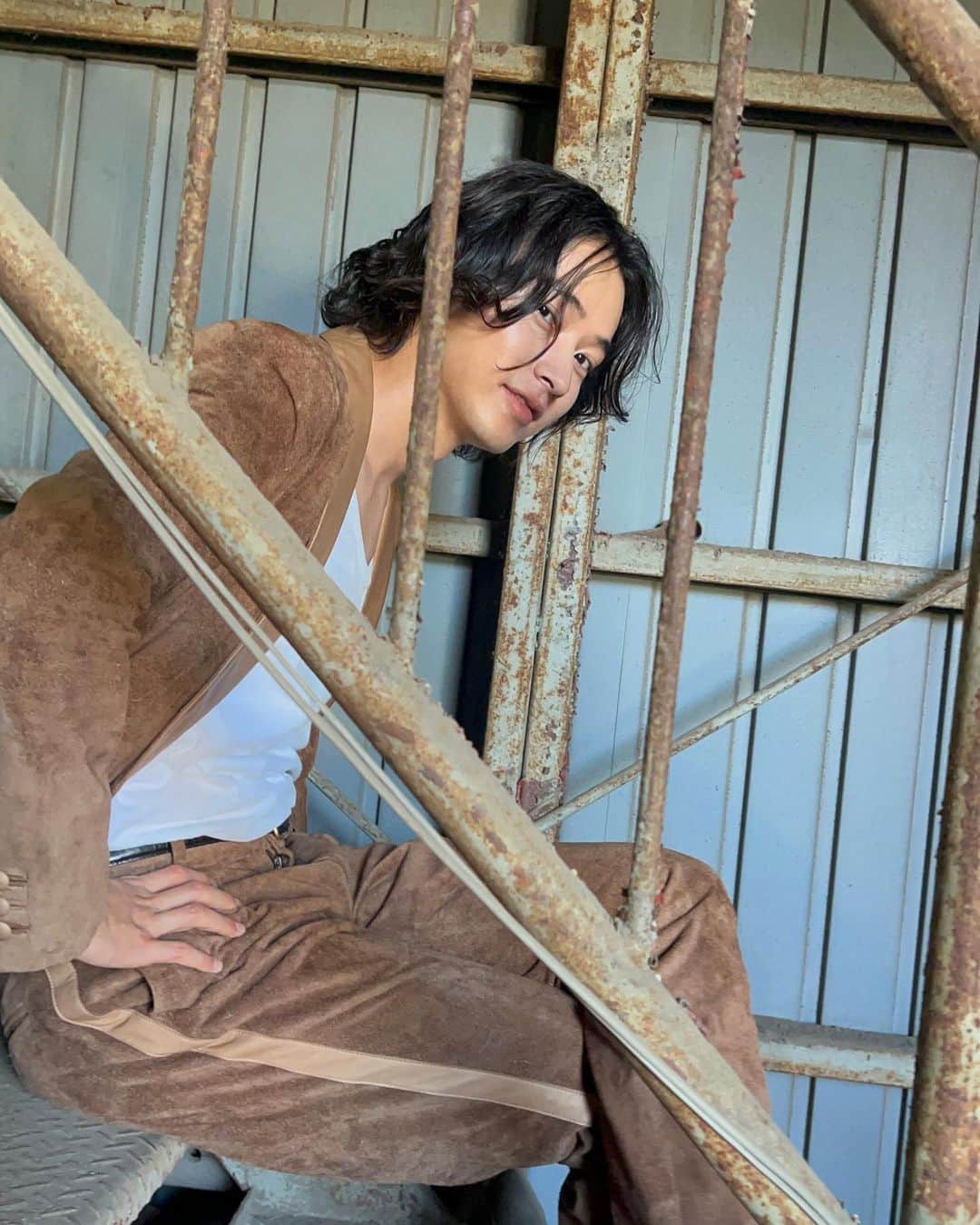 山﨑賢人さんのインスタグラム写真 - (山﨑賢人Instagram)「2024年カレンダーオフショット 衣装は全部で6ポーズ撮影しました！ #ジャケットスタイル #カメラ目線 #モノクロ #12月19日発売」11月18日 19時32分 - kentooyamazaki_mg