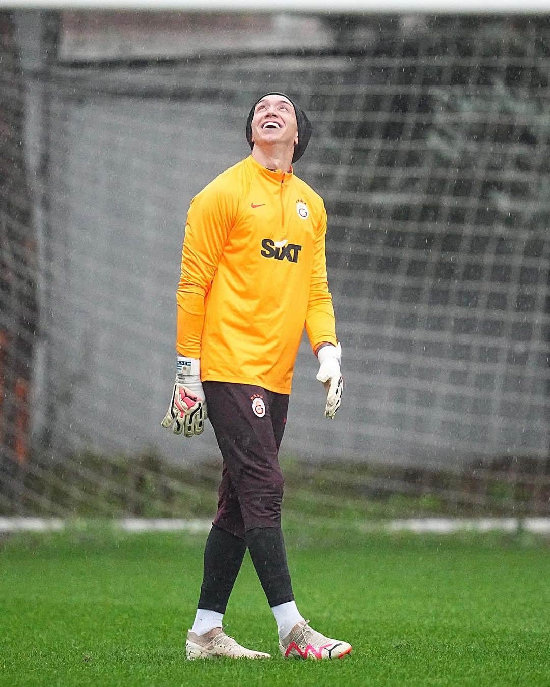 ガラタサライSKのインスタグラム：「📸 Bugünkü antrenmanımızdan kareler. 💪 #GSvALN」
