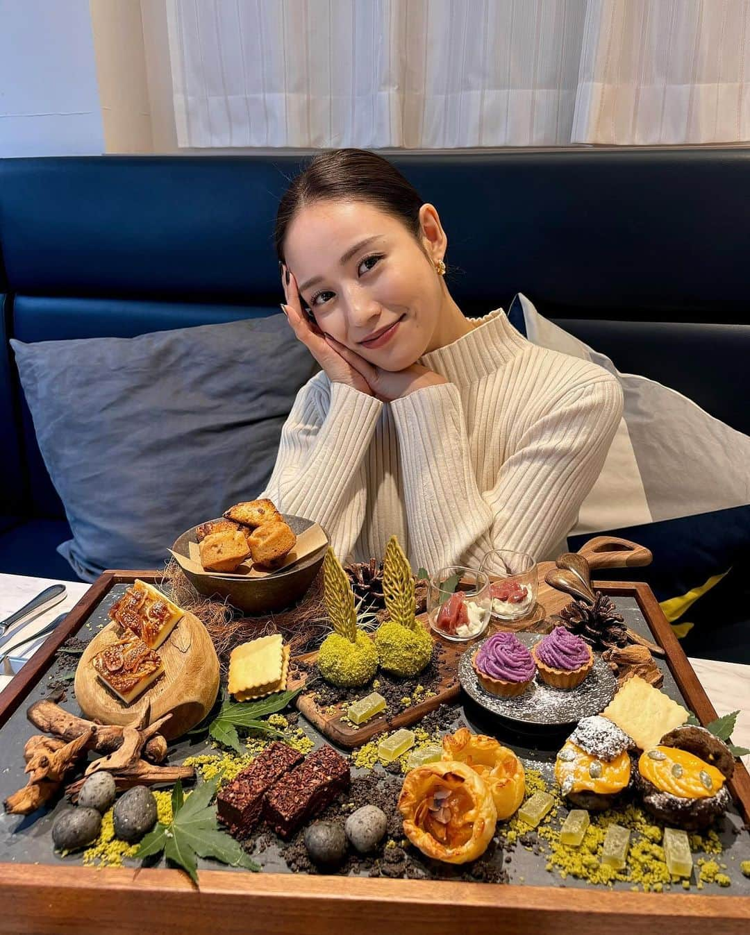 井手口瑞歩さんのインスタグラム写真 - (井手口瑞歩Instagram)「🧁 いとこと初めてのヌン活とやらをしてきた🤍 スイーツ大好きすぎていっぱい食べたいから ちょこちょこ色んなの食べられるの嬉しい☺️ . PR @cerdi_chakai #CHAKAI #アフタヌーンティー #Cerdi門前仲町  #門前仲町ランチ #アフタヌーンティー東京  #東京スイーツ #cerdi #門前仲町カフェ」11月18日 19時28分 - mizuho.04