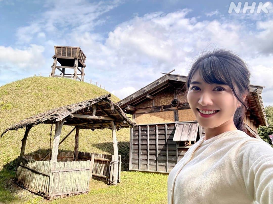 のインスタグラム：「先週、愛知県の足助(あすけ)城に行ってきました🏯発掘調査をもとに復元された山城です⛰️ ここは厨(くりや)で、料理などをしていた場所です。   #お城クイズ💡  写真左下の小屋には、何があったと考えられているでしょう？ ①井戸②トイレ③かまど  #久保井朝美 #サタデーウオッチ9」