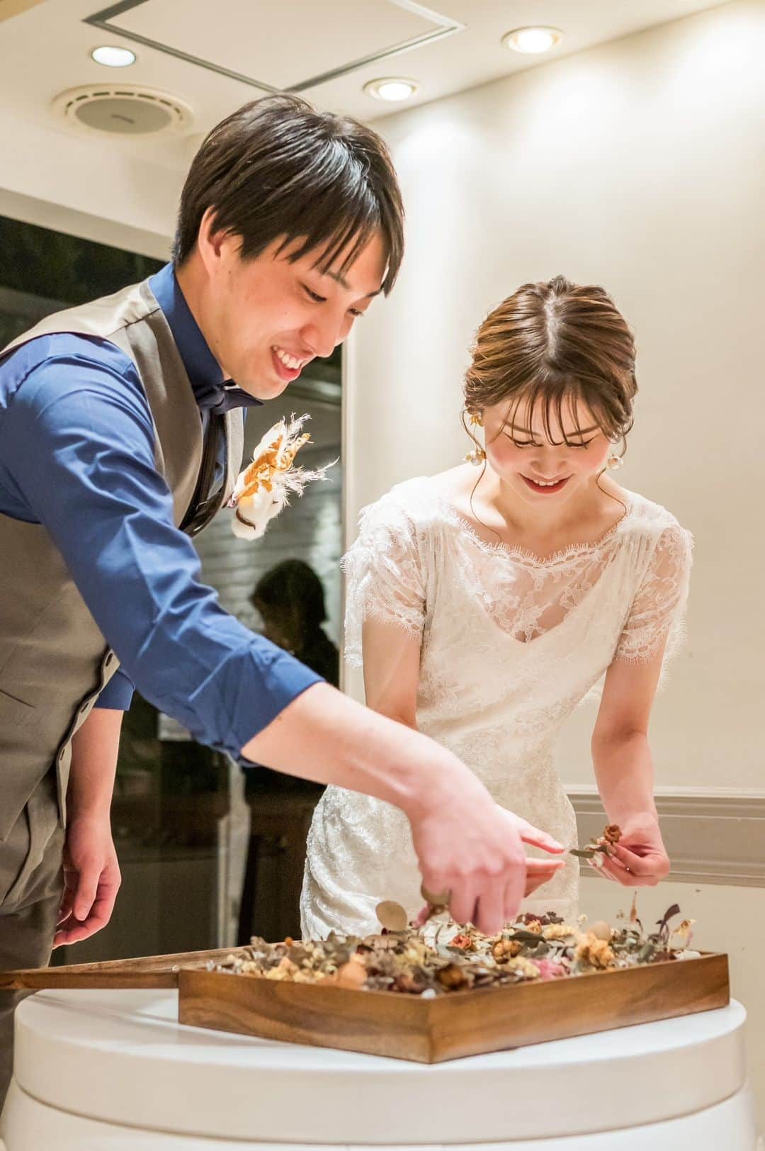 ラバンクドロアのインスタグラム：「* * フラワーセレモニー🌷 * ゲストのみなさまと作るオリジナルの結婚証明書！ 気持ちが込められた素敵な演出です♡ * ルシェルブラン表参道はお洒落な トレンドショップの中にひっそりと佇む1軒家🍃 森の中にすいこまれるような緑いっぱいの エントランスをくぐっておふたりの隠れ家へ… 貸し切りで過ごせるプライベート空間を 思いっきり楽しむ♪ 最高のおもてなしWeddingを叶える お手伝いをさせていただきます！ * * ▷ブライダルフェア Instagramプロフィール画面HPよりご予約可能です🌿 * * ルシェルブラン表参道 〒150-0001 東京都渋谷区神宮前5-17-22 * アクセス 明治神宮前駅より徒歩5分 表参道駅より徒歩6分 原宿駅より徒歩8分 * 複数駅利用可能でアクセス抜群！ キャットストリート沿いの貸切ウェディング♪ * * #lecielblanc #ルシェルブラン表参道  #ルシェルブラン #wedding  #weddingdress #flowers  #weddingphotography #bride  #結婚式 #花嫁 #ウェディングドレス  #表参道結婚式 #ゲストハウスウェディング  #フォトウェディング #ドレス選び #前撮り  #ウェディングフォト  #式場探し #ブライダルフェア #2023花嫁 #2024花嫁 #おしゃれ花嫁 #貸切ウェディング #ブーケ」