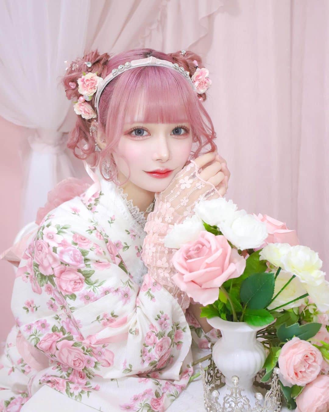 Yuupyonのインスタグラム：「🎀👘 ⁡ 夏の終わりのラスト浴衣👘 さわだやさんで超可愛くしてもらった時の🎀 @asakusa_sawadaya  この姿でイベントできたの嬉しかったな〜 ⁡ アイコンにしちゃおうかな ぺこらも撮ってくれてありがと🎶 @hirokipecora  ⁡ このアクスタとアクキーゲット出来た人は めちゃくちゃレアだよ👍🏻(製作中) お待たせしてごめんね🥲 ⁡ ⁡ #yukata#kimono#asakusa#sawadaya#pink#maisondefleur#さわだ屋#浴衣#イベント#量産型#量産#浴衣女子#ヘアメ#ヘアカラー#ぴんく#ピンクカラー」