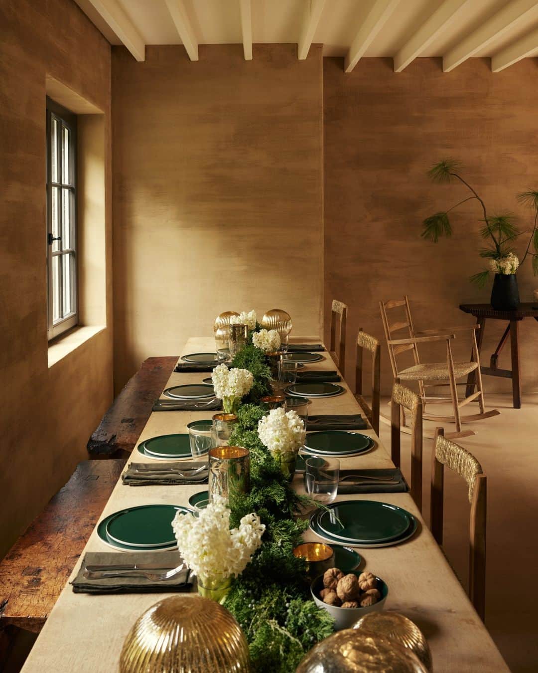 Zara Homeのインスタグラム：「GETTING READY FOR THE HOLIDAYS • Discover new ideas to decorate your home in this festive season at zarahome.com」