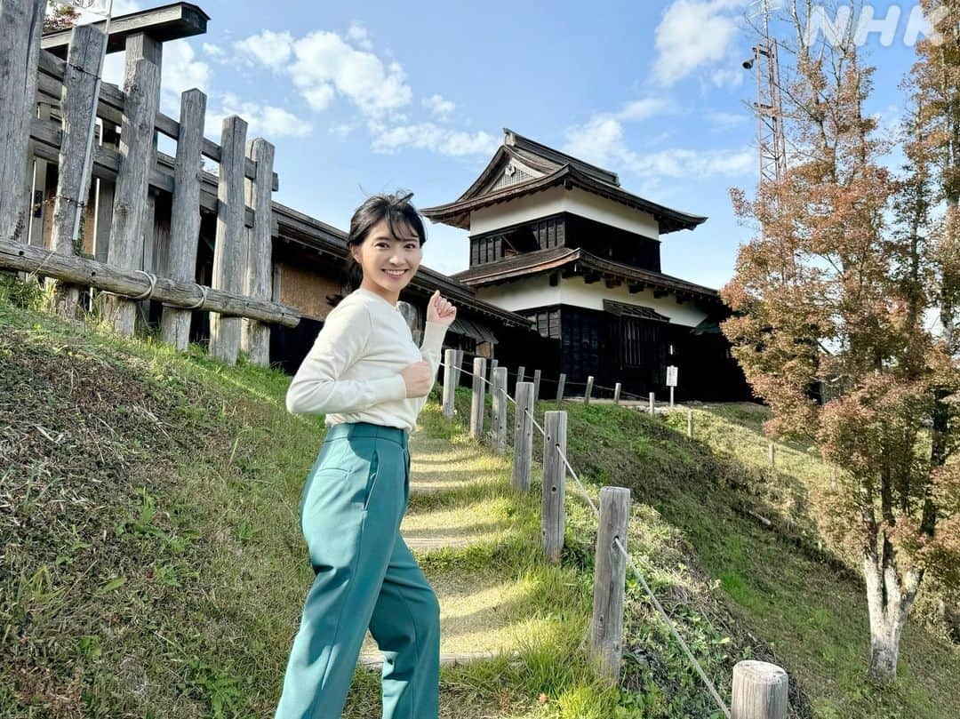 NHK「ニュースウオッチ９」さんのインスタグラム写真 - (NHK「ニュースウオッチ９」Instagram)「正解は、③かまどです。 焼けた石や炭などが見つかっていて、炊事のためのかまどがあったと考えられています😊   足助城は標高300メートル以上の場所にあり、写真の高櫓(たかやぐら)からは、美しい紅葉を見下ろすことができます🍁  #久保井朝美 #サタデーウオッチ9」11月18日 22時00分 - nhk_nw9