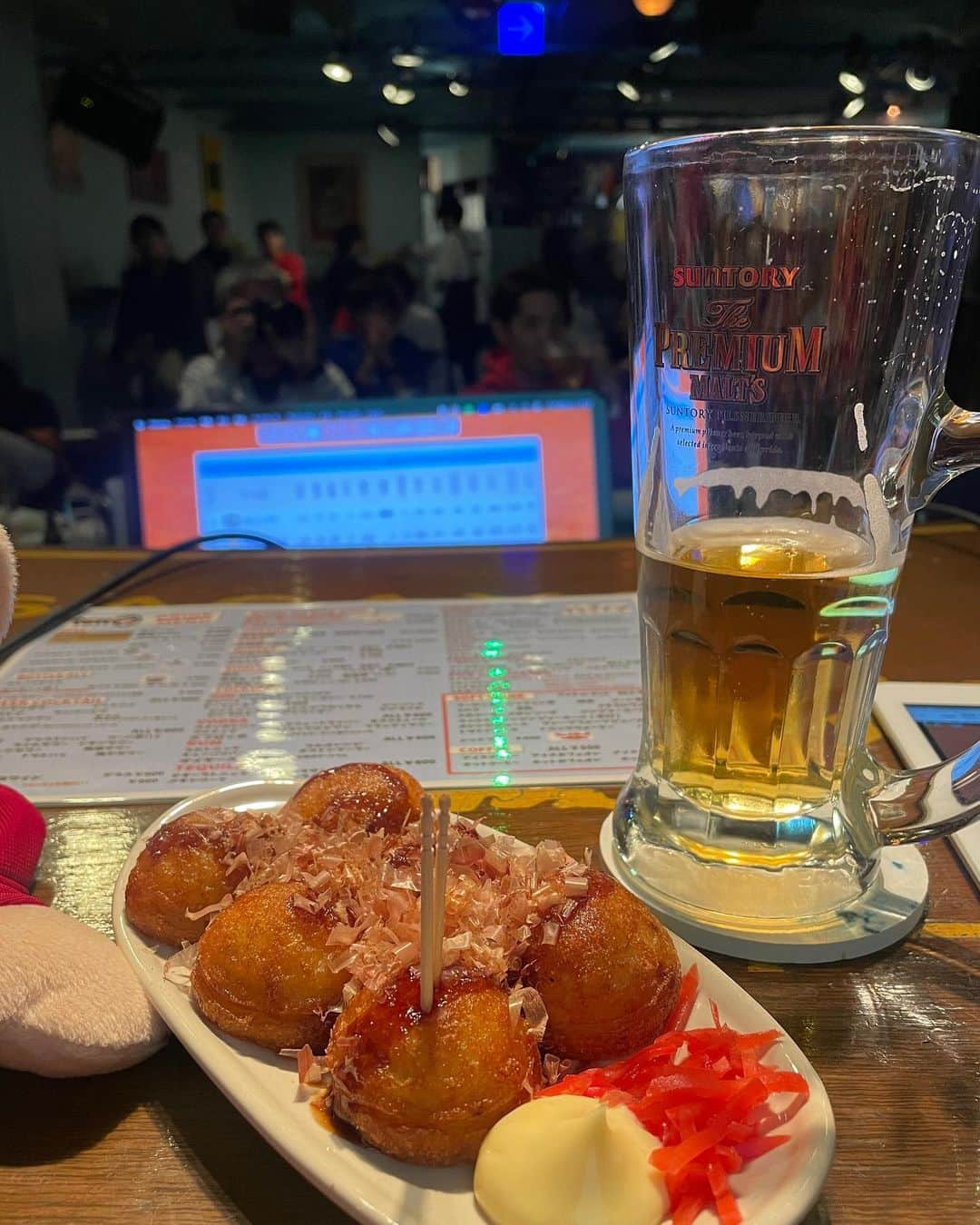 古田ちさこさんのインスタグラム写真 - (古田ちさこInstagram)「⚾️🎤🍺  ビールも初めて飲んだ豆乳ハイも美味しかった🤍  年に3度のお楽しみ ! 今日は阿佐ヶ谷ロフトA レギュラーイベント 【プロ野球ファンの集い】でした⸝⋆  飲んで食べながら順位順に12球団を振り返るトークイベントです。今年で10年目だって。すごいよね。  今回各球団の総評をちくりんがチャットGPTに任せたら ダメ出しベースの中日、ファンサ情報に尽きるロッテ、バウアーを頑なにスルーするDeNA、日ハムだけ田中GPTなど突っ込みどころが多々あって面白かったです😂  3部は㊗️阪神日本一でふじもんのターン🐯💛 ふじもん本当におめでとう🎊🎈 最後はオリオールズ藤浪ユニに早着替えさすがでした🐧 (3月の時はアスレチックス藤浪ユニだったねw)  ご来場、ご視聴いただいた皆さま、有難うございました✨差し入れやお土産も本当にありがとね🥺✨  次回は来年3月です⚾️  #プロ野球 #野球好き #プロ野球好きな人と繋がりたい #野球 #野球好き #カープ女子 #カープ坊や #広島カープ #広島東洋カープ #ちいかわ #ちいかわグッズ #ちいかわうさぎ #ちいかわコラボ #阿佐ヶ谷 #阿佐ヶ谷ロフト #阿佐ヶ谷ロフトA」11月18日 19時30分 - chisakofuruta