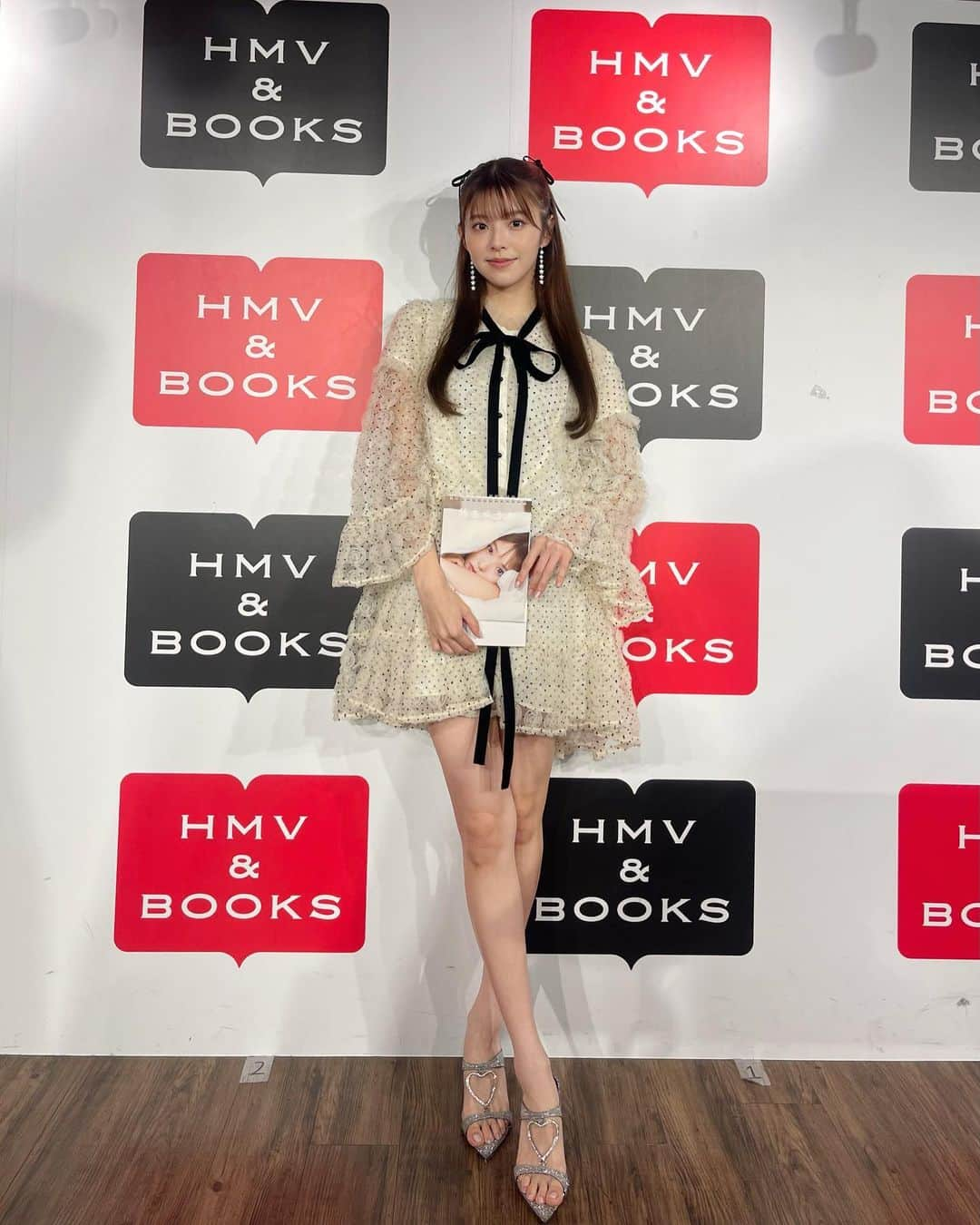 鈴木ゆうかさんのインスタグラム写真 - (鈴木ゆうかInstagram)「.  カレンダーお渡しイベント ありがとうございました♡  ひさしぶりにみなさんとお話しできて たくさんパワー貰ったよありがとう  どの月が好きか報告待ってるね！  HMV&BOOKS  Amazon 楽天ブックスなど 今日からオンラインでも購入できます🫢 2024年一緒に過ごそうね！！！  one-piece : @dreamsisterjane earrings : @mikshimai_official shoes : @yieyie_official   💄 @mikkosuzu  👗 @kanayamaan」11月18日 19時30分 - yuu_pl