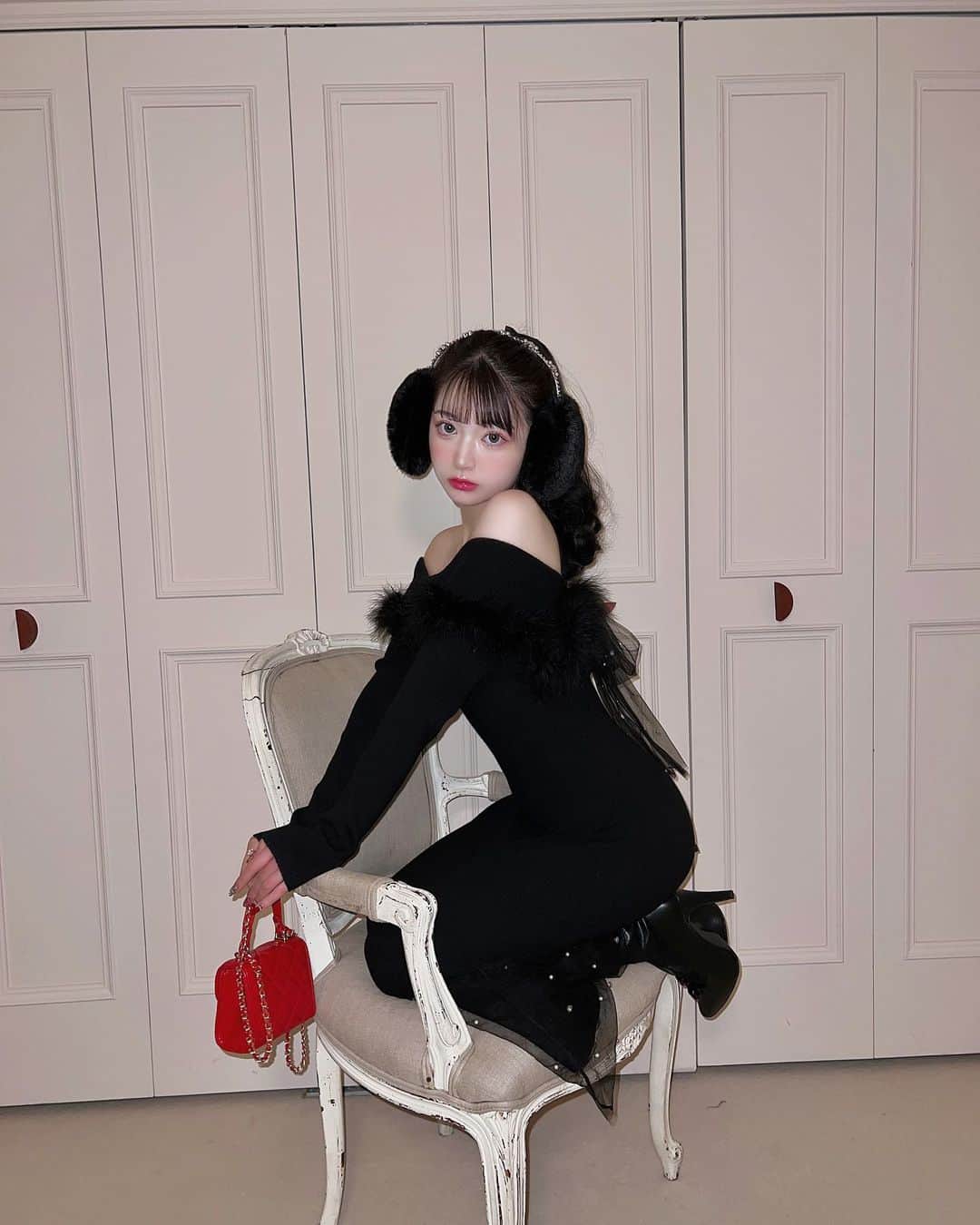 中山恵美生さんのインスタグラム写真 - (中山恵美生Instagram)「新作可愛すぎるから見て〜🥲🩷🩷  冬のお出かけにぴったりなワンピース3型と、 キラッキラふわっふわのイヤマフ♡♡  なんとこちら全て、 11/20~始まる名古屋パルコPOPUP SHOPで 先行販売を行います〜っ！！🩷✨️  webは11/26 20:00発売です👸🏻🫶🏻  是非チェックして下さい🥰 宜しくお願いいたします♡♡」11月18日 19時33分 - emiu0624