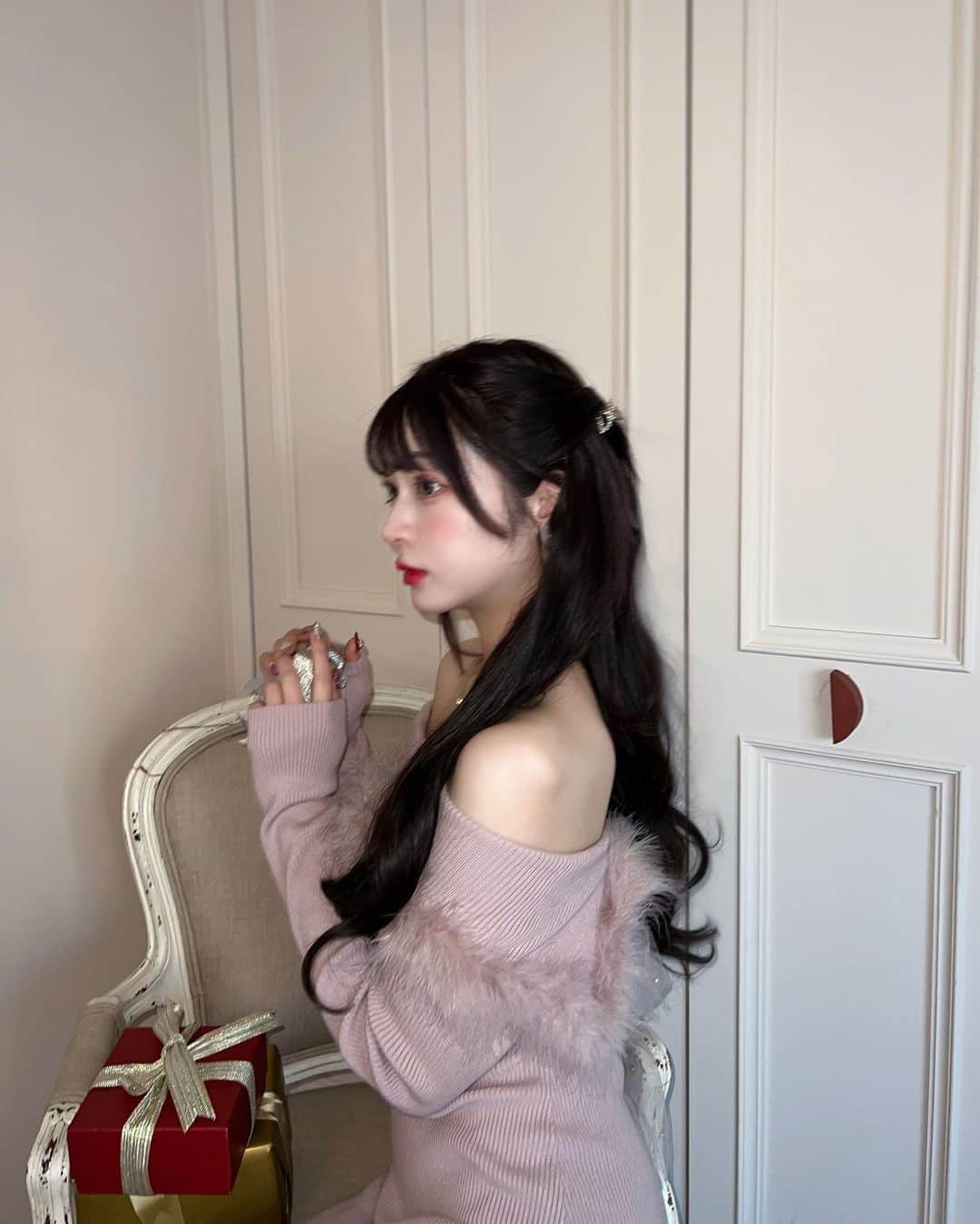 中山恵美生さんのインスタグラム写真 - (中山恵美生Instagram)「新作可愛すぎるから見て〜🥲🩷🩷  冬のお出かけにぴったりなワンピース3型と、 キラッキラふわっふわのイヤマフ♡♡  なんとこちら全て、 11/20~始まる名古屋パルコPOPUP SHOPで 先行販売を行います〜っ！！🩷✨️  webは11/26 20:00発売です👸🏻🫶🏻  是非チェックして下さい🥰 宜しくお願いいたします♡♡」11月18日 19時33分 - emiu0624