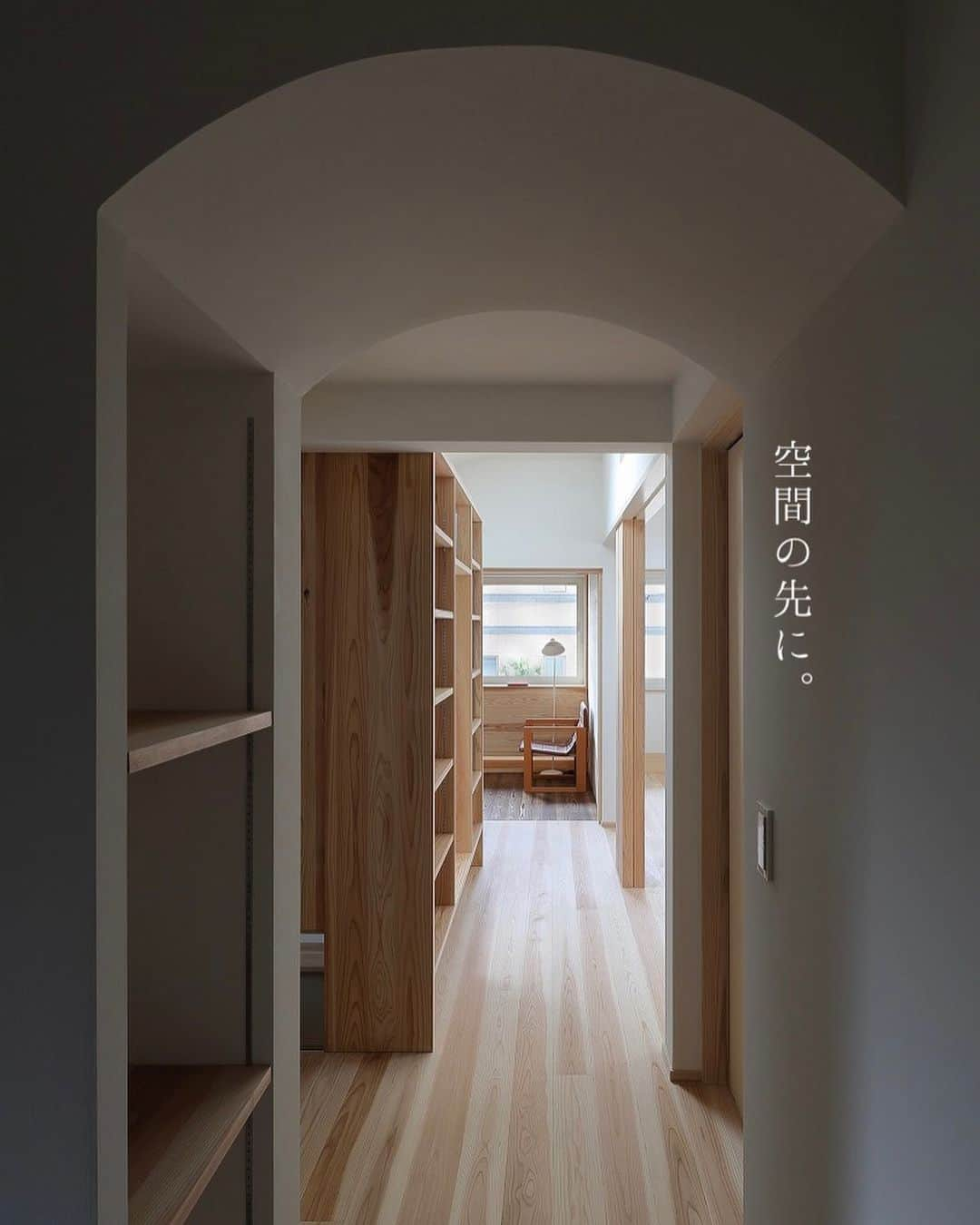 シーエッチ建築工房 さんのインスタグラム写真 - (シーエッチ建築工房 Instagram)「* 奥にどんな空間があるか 暮らしていてわくわくする。 ⠀⠀⠀⠀⠀⠀⠀⠀⠀⠀⠀⠀ こもれるくつろぎスペースや 曲がった柱の上には木箱の部屋。 ⠀⠀⠀⠀⠀⠀⠀⠀⠀⠀⠀⠀ 使い勝手はシンプルに でも暮らしはちょっと華やいで 好きになってしまうそんな家。 ⠀⠀⠀⠀⠀⠀⠀⠀⠀⠀⠀⠀ 芦屋市「草ぼうぼうハウチュ」 施工事例を公開しています。 動画の公開も、どうぞお楽しみに。 https://www.ch-wood.co.jp/case/ashiya_innerdeck ⠀⠀⠀⠀⠀⠀⠀⠀⠀⠀⠀⠀ ⠀⠀⠀⠀⠀⠀⠀⠀⠀⠀⠀⠀ ──────────── 株式会社シーエッチ建築工房 兵庫県宝塚市仁川台76番地 0798-52-8863 https://www.ch-wood.co.jp ──────────── @ch_kenchiku @ch_namie.takarazuka @ch_watanabe ⠀⠀⠀⠀⠀⠀⠀⠀⠀⠀⠀⠀ ⠀⠀⠀⠀⠀⠀⠀⠀⠀⠀⠀⠀ #シーエッチ建築工房 #木の家 #家づくり #注文住宅 #新築 #リノベーション #住まい #暮らし #日々のこと #マイホーム ⠀⠀⠀⠀⠀⠀⠀⠀⠀⠀⠀⠀ #宝塚市 #西宮市 #三田市 #川西市 #伊丹市 #三木市 #豊中市 #高槻市 #吹田市 #神戸市 #工務店 #自然素材 #暮らしを楽しむ  #木箱  #家が好き #パッシブデザイン #丁寧な暮らし #工務店がつくる家 #家づくりアイデア  #わくわく」11月18日 19時35分 - ch_kenchiku