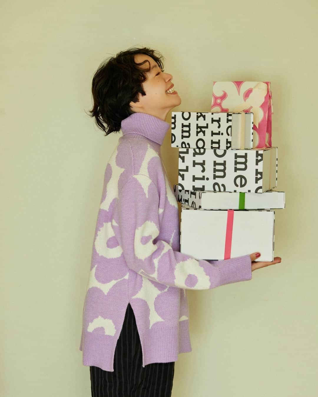 Marimekko Japanさんのインスタグラム写真 - (Marimekko JapanInstagram)「日本公式オンラインストアのジャーナルではモデルとして活躍されているKanocoさんが選ぶホリデーギフトをご紹介中。ホリデーギフト探しの参考にご覧ください。Kanocoさんの普段からご愛用いただいているアイテムもご紹介いただいております。  #marimekko #marimekkofw23 #マリメッコ #マリメッコ愛 #北欧デザイン #フィンランド #フィンランドデザイン」11月18日 19時36分 - marimekkojapan