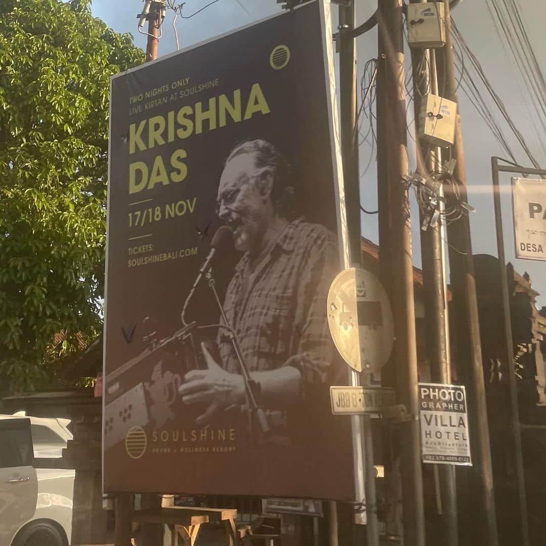 Ken Harakumaのインスタグラム：「Krishna Dasコンサートin BALI UBUD❣️ @krishnadasmusic  @international_yoga_center  昨日クタビーチ途中に偶然見かけたポスター。 20年前にIYC荻窪スタジオ2階MUSIUM TOKYOにクリシュナダスをお呼びしてライブコンサートをしたのを思いだしました❣️ 早速チケットゲット😀 早めに会場に着いてクリシュナダスと久しぶりの再会。 2人の記憶がよみがえり、本番前にお話しも出来ました。日本に来たいとの事‼️ #クリシュナダス  #ウブド  #キルタン  #ケンハラクマ」
