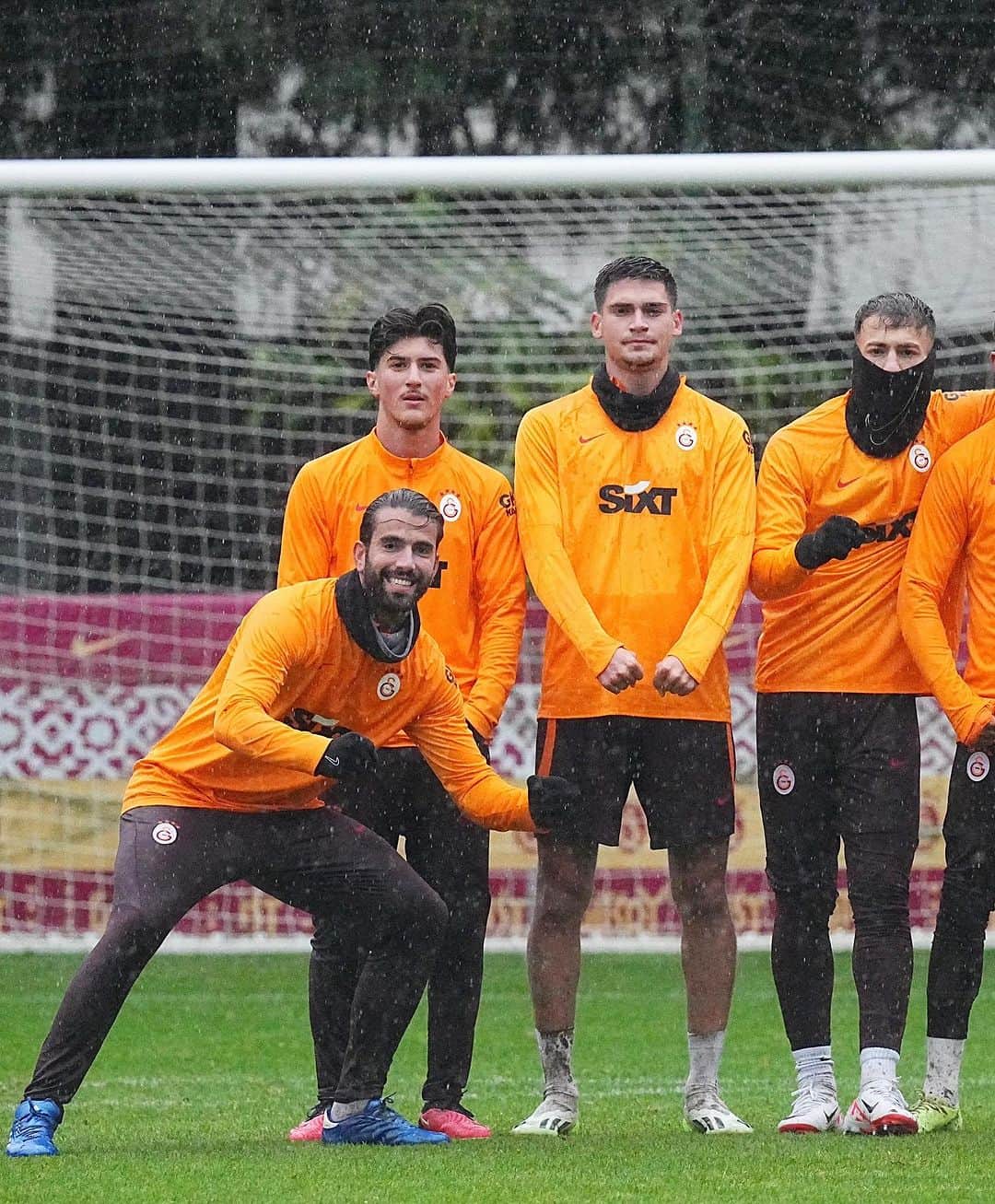 ガラタサライSKのインスタグラム：「📸 Kazanan takım! 💪🤩」