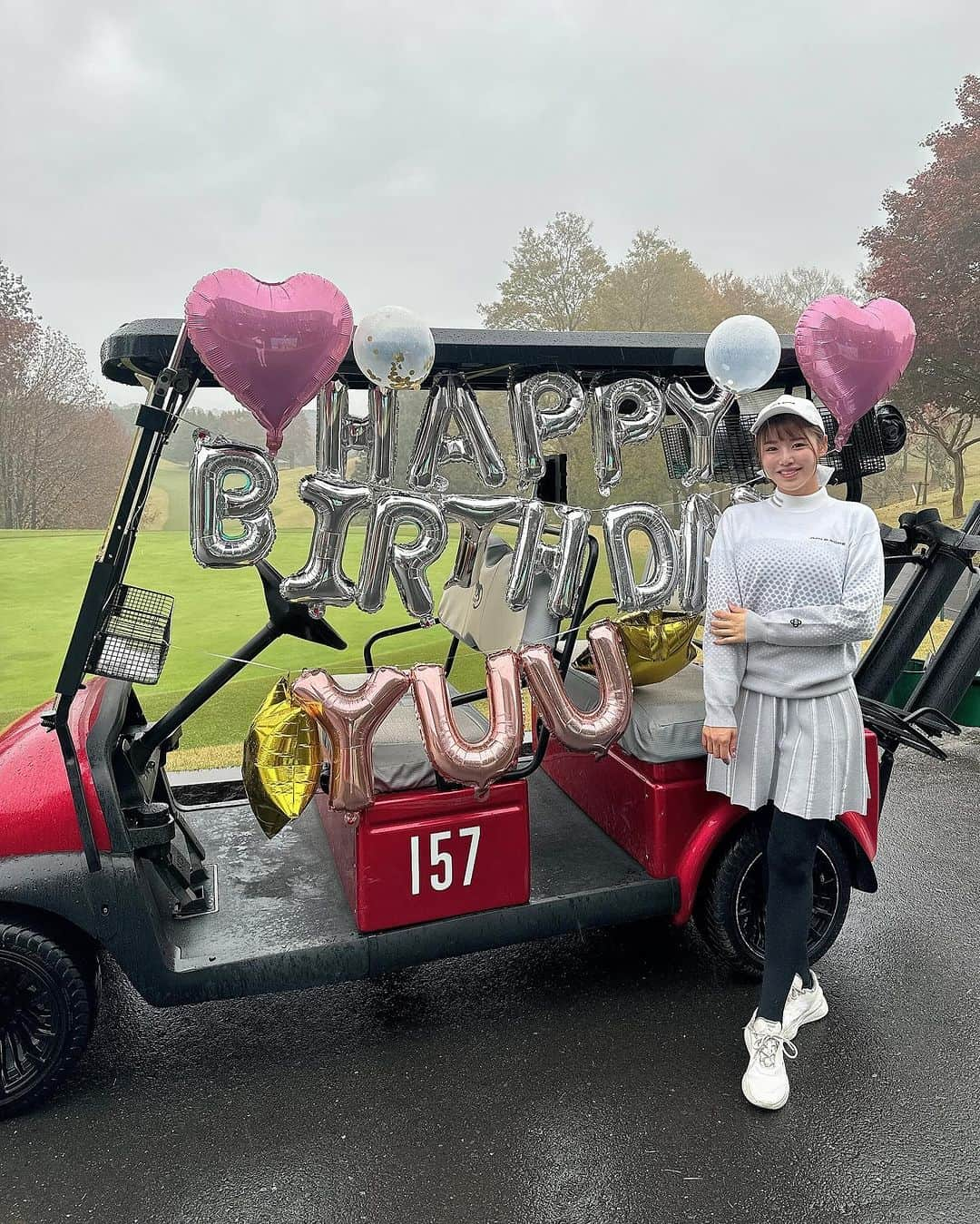 Yuuのインスタグラム：「ゆうちゃんBirthdayコンペ🎂✨  サプライズだらけで嬉し恥ずかしでした( ⸝⸝⸝¯ ¯⸝⸝⸝ )❤️ 受付テーブルがデコレーションで可愛くなってたり カートにはご覧の通りバルーンで飾り付け🎈💓 表彰式にはまさかの消灯❗️ でっかいケーキのサプライズ😳 本当びっくり、嬉しすぎました😍  天気が悪かったりキャンセルが出たりしたけど 無事満員で終えることができて本当に良かったです🫶  ご協力いただきました @asami.g.c の皆さんも本当にありがとうございました🙇‍♀️❣️  今回参加者全員分の景品を協賛いただきました @junandrope さん🦩✨ 参加者の皆様もとても喜んでいて、こんなに豪華なコンペができで本当に本当に感謝しています❗️ 第2位の景品には @finecaddie_jp_official さんの私も愛用している距離計を協賛いただきました🥳 仲良しの @gengen_ch さんからパリティー缶を四つ御協賛いただき ニアピン賞にさせていただきました❣️ 本当にいつもありがとうございます‼️  今年も最高の誕生日になりました🎂‼️ 皆さんこれからも宜しくお願いします🫶  ウェア @junandrope  size：S  #PR #元内ゆう #おはゆう#おはゆうチャンネル #ガチゴルフ女子 #ゴルフ女子 #ゴルフバカ #ゴルフスクール #ゴルフウェア #ゴルフ女子コーデ #ゴルフスイング #ロマロ #ロマロのアイアン #RomaRo #アンカー #ankaa #ankaashaft #ジュンロペコーデ #ジュンアンドロペ #ジュンロペ #junandrope」