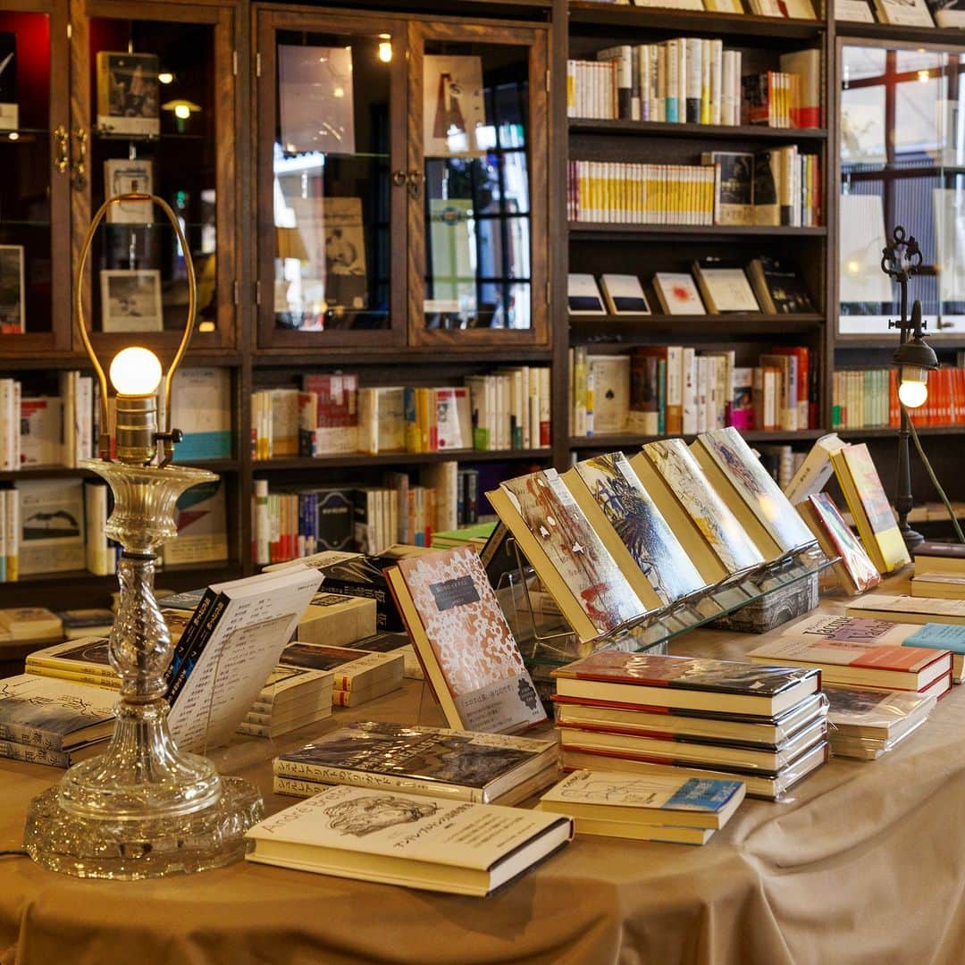 ことりっぷのインスタグラム：「世界が恋する美しい書店、京都の「恵文社一乗寺店」へ  時を経て、深みを増したアンティークの棚やテーブルに本が並ぶ光景は、思わず見惚れる美しさ。  京都にある「恵文社一乗寺店」は、英紙ガーディアンによる「世界で一番美しい本屋10」として、2010年に日本で唯一選ばれた本屋さんです。  書店の西隣には、生活にまつわる本と雑貨が並ぶ「生活館」が、また東隣にはギャラリーもありますよ。  すてきな一冊に出会いに、足を運んでみませんか。 ----- #恵文社一乗寺店 @keibunsha_books  -----  詳しくは、ことりっぷwebでご紹介しています。 プロフィールのURL、またはストーリーズからご覧くださいね。 @cotrip_official  #ことりっぷ #ことりっぷweb #京都 #恵文社 #一乗寺 #書店 #cotrip #kyoto #keibunsha #visitjapan」