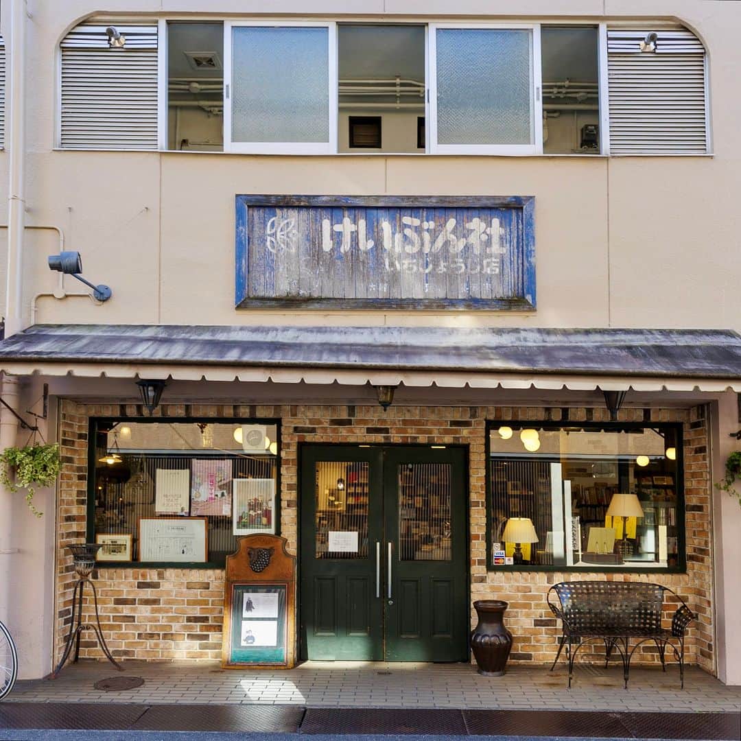 ことりっぷさんのインスタグラム写真 - (ことりっぷInstagram)「世界が恋する美しい書店、京都の「恵文社一乗寺店」へ  時を経て、深みを増したアンティークの棚やテーブルに本が並ぶ光景は、思わず見惚れる美しさ。  京都にある「恵文社一乗寺店」は、英紙ガーディアンによる「世界で一番美しい本屋10」として、2010年に日本で唯一選ばれた本屋さんです。  書店の西隣には、生活にまつわる本と雑貨が並ぶ「生活館」が、また東隣にはギャラリーもありますよ。  すてきな一冊に出会いに、足を運んでみませんか。 ----- #恵文社一乗寺店 @keibunsha_books  -----  詳しくは、ことりっぷwebでご紹介しています。 プロフィールのURL、またはストーリーズからご覧くださいね。 @cotrip_official  #ことりっぷ #ことりっぷweb #京都 #恵文社 #一乗寺 #書店 #cotrip #kyoto #keibunsha #visitjapan」11月18日 19時39分 - cotrip_official