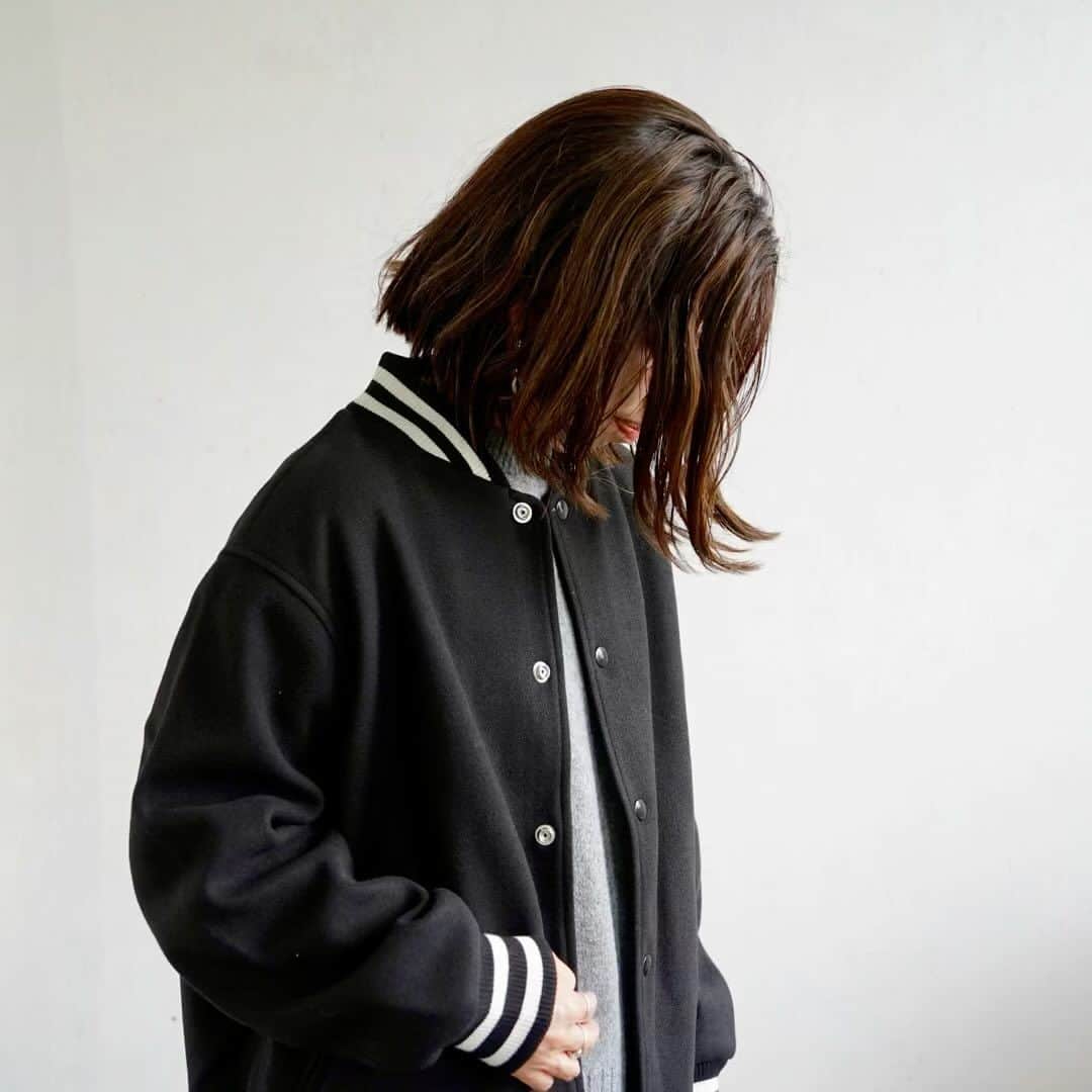 のインスタグラム：「皆んなの冬支度  安定して寒くなってきて皆さんそれぞれの冬支度が始まりました。 アウターにニットにスウェット、そしてストールやニット帽などの冬小物まで。 急に寒くなったので欲しいものがいっぱい。 本格的に寒くなる前のこれくらいが1番ファッションが楽しい。 そんな気分が伝わってきます。 時間帯によっては混み合うこともありますが、基本的にゆっくりご覧いただけるロケーションなので、ドライブがてらお立ち寄りください。  さて、本日はスタジャンと言えばこのブランド「スクーカム」のお手頃スタジャンをご紹介。 スクーカムと言えばスタジャンで有名なブランドですが、がちアメカジの本格的な素材やシルエットで作るので、ちょっと難しいかなって思っていたここ数年。 今シーズンの展示会の際にこれを見た時にびっくり。 なぜなら価格が安い、イメージより軽い・柔らかい。 何でかなって思ったらメインの素材がウールではなく「ウールライクなポリエステル」で作られているから。 そのおかげで低価格、着心地の良さを実現。 見た目は決して安っぽくなく、それでこの着心地と価格なら間違いないって思います。 クラシカルなウールタイプだと4〜5万円くらいしますが、こちらは2万円台。 個人的にも欲しくなったアイテムです。 ちょうどヴィンテージ、アメカジトレンドもきてますので、ぜひ。  アウター SKOOKUM  ニット lelill  パンツ FANTASTIC DAYS  #circle #circle_saga #サークル #サークル佐賀 #ootd #大人カジュアル #selectshop #セレクトショップ #セレクトショップ佐賀#レディースセレクトショップ #fashion #styling #ファッション #佐賀県 #佐賀市 #佐賀 #cafe #佐賀カフェ #skookum #スクーカム #スタジャン」