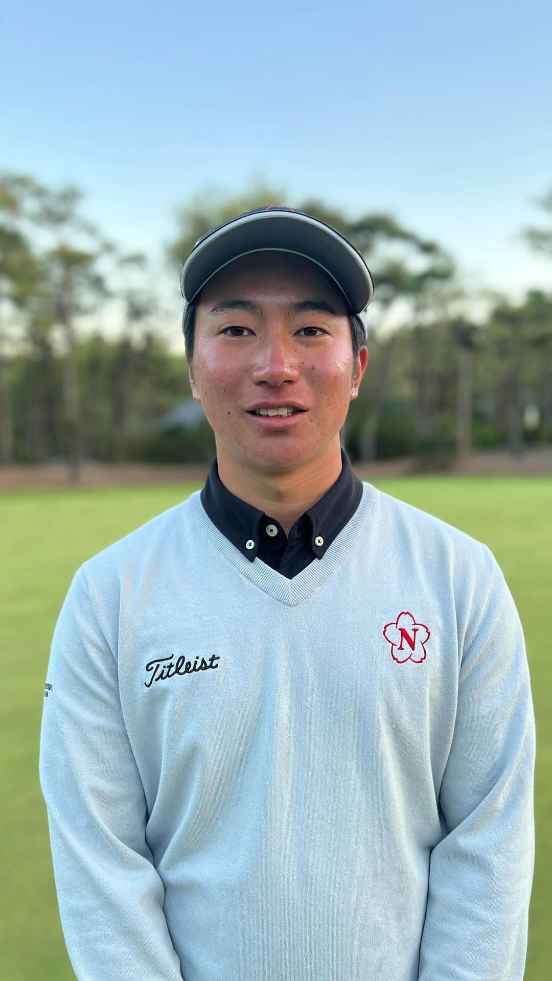 JGTO 男子プロゴルフツアーのインスタグラム：「「ダンロップフェニックストーナメント」第3ラウンド⛳️  史上7人目となるアマチュア優勝を目指す、杉浦悠太さんのホールアウト後インタビューをお届けします🎤  @dunlop_phoenix  #jgto  #golftournament  #男子ゴルフ #ダンロップフェニックストーナメント #ダンロップ #dpt #フェニックスカントリークラブ #杉浦悠太 #日本大学」