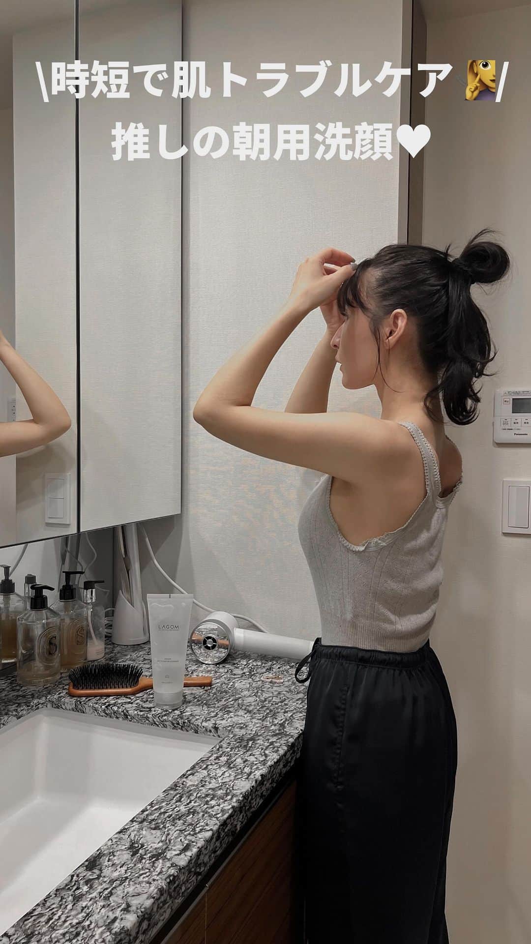 河野友美のインスタグラム：「インスタでもyoutube(あ、更新サボってますが)でも、自分で買って何度か紹介したことのあるこの朝用洗顔🫣🩵  時短で肌ばっちり整うので、 朝記憶失うくらいにバタバタなママたちに特におすすめしたい @lagom_tokyo ジェントゥウォータークレンザー(朝用洗顔)💁‍♀️✨  泡立て不要、ジェルを肌に馴染ませると水状になるから、ぬるつきなくすっと流せる。  何より推しポイントは洗い上がりの肌よ🥹 余分な皮脂汚れや角質は落ちてクリアな肌なのに、つっぱらずもちっとしてる。  後に使う化粧水の入りも良いのよ！(私の感覚です)  今回 @qoo10.official メガ割でお得に買えるとのことで タイアップで紹介させていただきました🩵また私もメガ割で買います🥹👏  #PR #LAGOM #ラゴム #qoo10 #メガ割 #スキンケア #スキンケア紹介 #美容オタク #美容好き #洗顔 #韓国コスメ #ママ美容」
