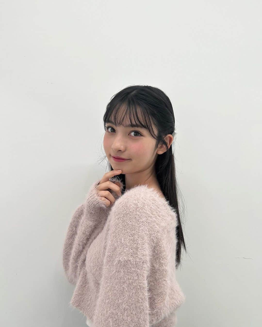 川原美杏さんのインスタグラム写真 - (川原美杏Instagram)「‪‪☺︎‬ ニコラ12月号『おろしヘア 格上げコモノ』のオフショです〰️🎀  寒くなるとおろしヘアが多くなる！おろしヘアをもっとかわいく変身させるアクセをつけて絶対に盛れるヘアスタイルを紹介してます💕  1ページの大きなカット盛れて嬉しかった😽ぜひニコラ12月号チェックしてくださいー！  #ニコラ #nicola #ニコモ #ニコラ12月号発売中 #川原美杏」11月18日 19時40分 - kawahara_mian_official