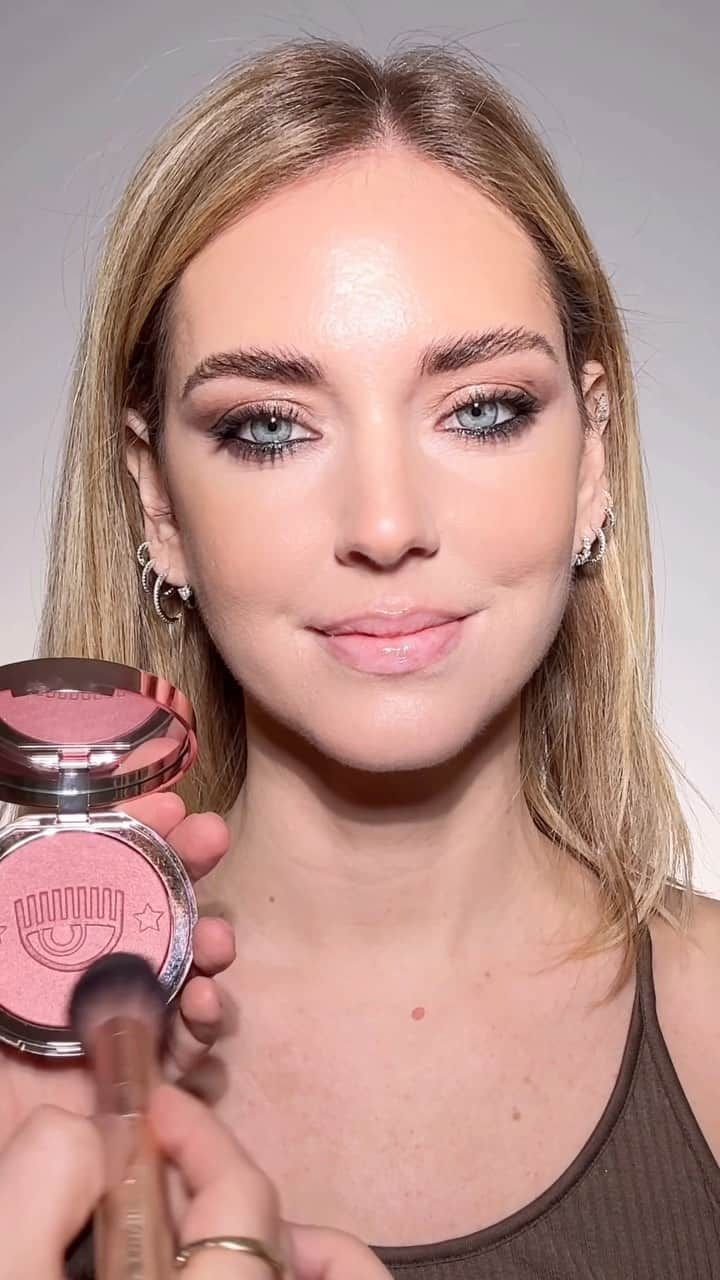 キアラ・フェラーニのインスタグラム：「Non potevo non postare questo glam stupendo realizzato da @mrdanielmakeup con il nuovo make up @chiaraferragnibrand 💄Trovate tutti i prodotti da @douglasitalia online e nei negozi ✌️ #adv #douglas 🇬🇧  Couldn’t resist posting this beautiful glam created by @mrdanielmakeup with my new @chiaraferragnibrand make up 💄 You can find all the products at @douglasitalia online and in stores #adv #douglas」