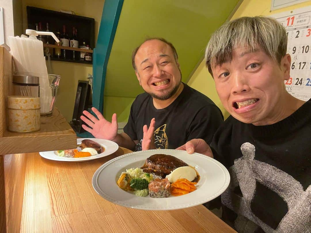 けんじるさんのインスタグラム写真 - (けんじるInstagram)「本日は  ヤマダデンキテックランド磯子店さんにて SHARPさんの営業！  お越し下さいましたお客様ありがとうございまぁ〜す‼️  終わりでアホマイルド坂本さんと浜マーケット商店街でオシャレハンバーグ！  うます！  #横浜 #商店街 #シャープ」11月18日 19時44分 - kenjiru0318