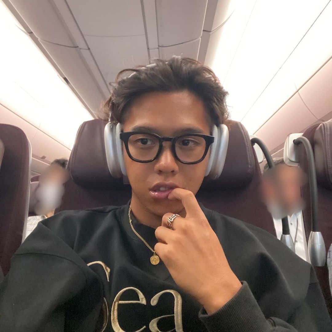 マックさんのインスタグラム写真 - (マックInstagram)「飛行機の中好き🤓😛🖤 . . . . . . #みんな #寒すぎる  #から  #体調管理  #しっかりね  #✈️  #メガネ  #あり  #なし  #どっち  #派  #windandsea  #マック #オデコーデ #とりあえずyeah!!」11月18日 19時45分 - john_mac2