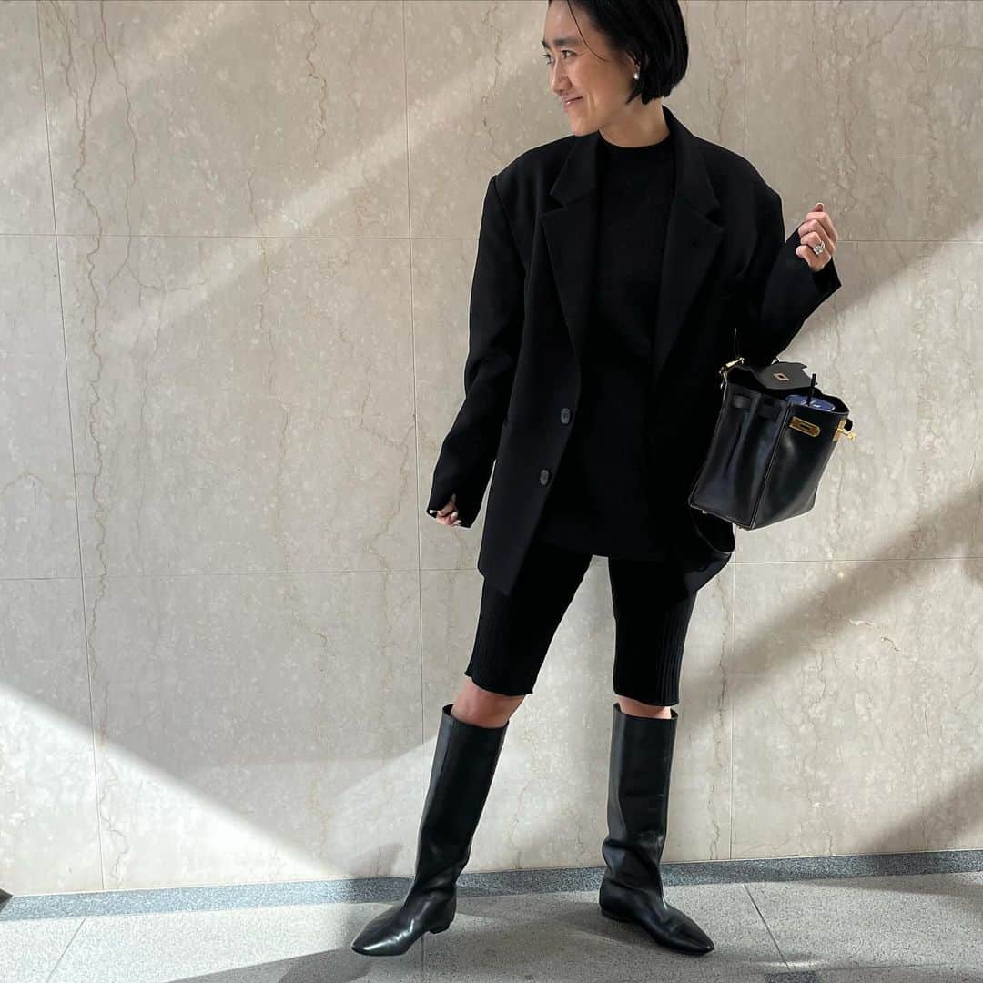 金子綾のインスタグラム：「today's... #ootd  #akcloset   コラボブーツが使えすぎてニヤニヤしてる🥰 お買い物してiPhone機種変更して📱」