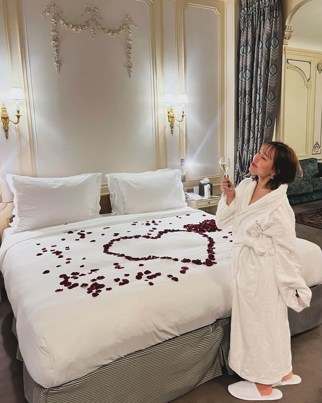カリスマゆきちゃんのインスタグラム：「. . 🌹🌹🌹  ______________________________ #hotelraphaelparis #hotelraphael #parishotel #paris #paristravel #hotelstay #薔薇のある暮らし」