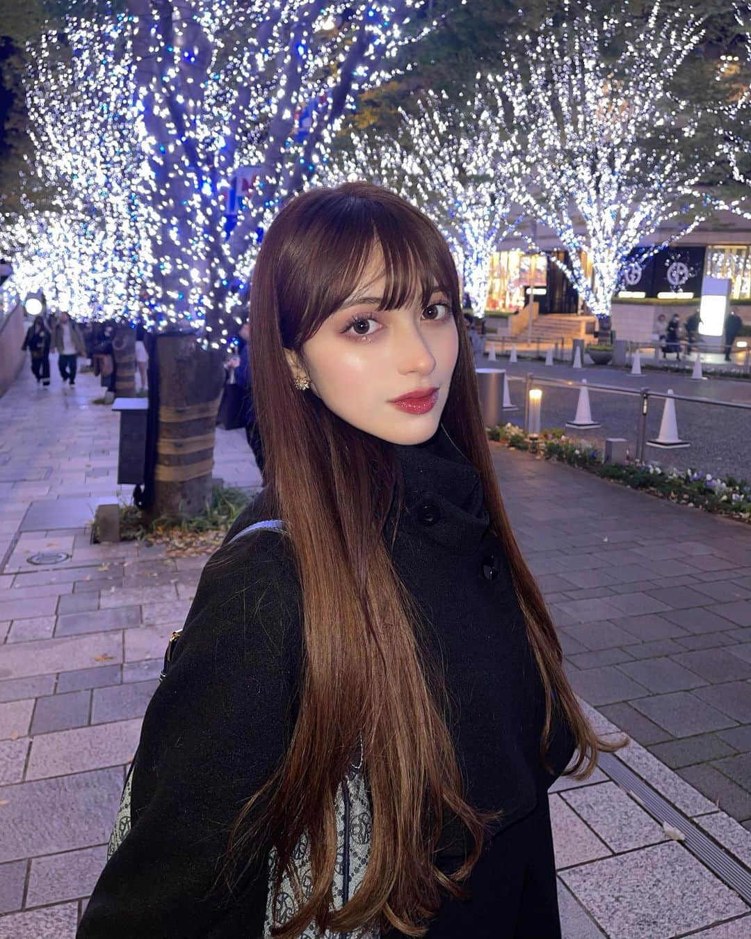 のインスタグラム：「・ It's the season❄️✨️  #六本木 #六本木ヒルズ #イルミネーション #けやき坂 #クリスマス #instagram #instagood #instalike #ootd #좋아요그램 #좋아요반사 #좋아요테러 #좋반 #오오티디룩#いいね返し #단발머리 #미용실 #데일리룩 #머리스타그램 #좋아요폭탄 #팔로우미 #셀카 #셀끼꾼 #01년#01」