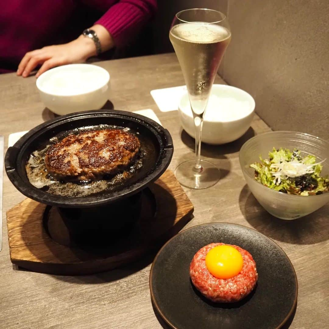 Kuboi Ayumiさんのインスタグラム写真 - (Kuboi AyumiInstagram)「コスパ抜群！池袋でお肉ランチなら焼肉うしごろがおすすめ  大人気の焼肉店うしごろ。 8月にオープンした池袋店でお友達とランチに行ってきました。 スタイリッシュできれいな店内。103席あるので、席数も多めです。  数量限定の池袋店平日限定 Lunch Setが人気で、オープン前から並んでいることも多いんですよ。 予約ができないので、絶対食べたい方は早めの時間に行ってみてください。  カラフルな10種の彩りビビン麺もおいしいのですが、今回選んだランチはこちら。  ・黒毛和牛100 ％生ハンバーグ ・極みのうしごろユッケ  キムチ、ナムル、チョレギサラダ、わかめスープ、ライスもセットになっていて、スープとごはんは無料でおかわり自由。  ハンバーグは鉄板で出てくるので、好みの焼き加減で食べられます。 ソースやのり、卵もついてくるので、自分好みのハンバーグが楽しめますよ。 ユッケもボリュームがあるので、シェアしていただきました。  ディナーだとちょっとハードルが高いなという方でもランチはこのボリュームで1,500円とコスパ抜群なので、ぜひ行ってみてほしい。 今度はゆっくりディナーでお邪魔したいな。  ■焼肉うしごろ　池袋店（@ushigoro_yakiniku）  東京都豊島区東池袋1-23-3 アスライン池袋 1-2階 03-5992-4129  JR山手線池袋駅東口より徒歩7分 東京メトロ有楽町線東池袋駅より徒歩6分  ○+●+○+●+○+●+○+●+○+●+○+●+○+●  @himekagami　←check♡  おうちごはん が楽しくなるお取り寄せグルメ や 簡単＆時短ごはん、育児情報など発信中！ 投稿が気に入ったら保存&フォローしていただけるとうれしいです。 いつもありがとうございます(^^)  ○+●+○+●+○+●+○+●+○+●+○+●+○+●  #焼肉うしごろ #うしごろ #池袋焼肉 #池袋ランチ #焼肉うしごろ池袋 #ハンバーグ #和牛 #wagyu #池袋 #ikebukuro #池袋ランチ #池袋グルメ #東京ランチ #東京グルメ」11月18日 19時59分 - himekagami