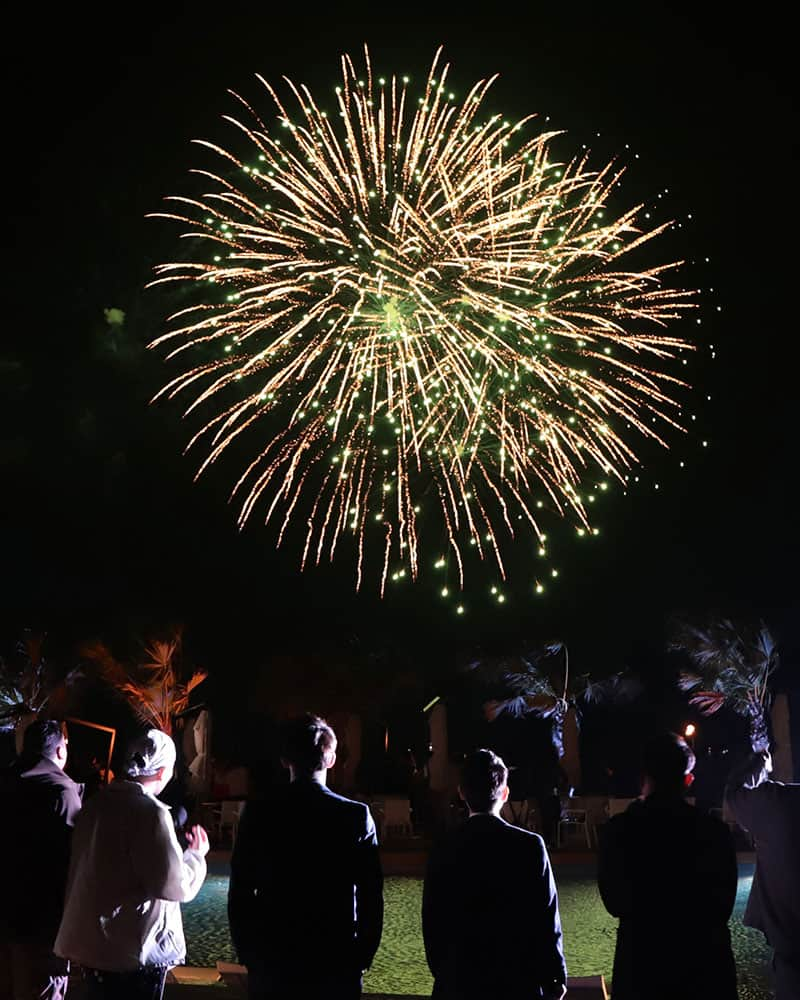 Okinawa Marriott Resort & Spa 【公式】のインスタグラム：「年越し年明けは、ホテルステイでイベント三昧。  12月30日～翌年の1月2日、 宿泊者限定の様々なイベントを開催！  カウントダウンイベントでは、 石垣島出身のアーティスト成底ゆう子のライブや 打ち上げ花火、沖縄そばの「年越しそば」の販売。  客室席から参加できる 体験型ホテルオリジナル番組の配信を。  元旦には獅子舞や琉球舞踊。  さらに温水になったガーデンプールでは、 新年初泳ぎも。  年末年始ならではの賑やかで華やかな時間を、 ぜひ当ホテルでお過ごしください！  詳しくは、  @okinawa.oriental.hotel プロフィールから ウェブサイトをご確認ください。  New Year's Eve and New Year's Day events are planned and ready for you to enjoy!  From December 30th to January 2nd, we will be holding various events exclusively for our guests. The countdown event will be featuring a live performance by Ishigaki-born artist Yuko Narusoko. There will be Toshikoshi Soba Okinawan style and fireworks. You can participate from your room in our original hotel program. On New Year's Day enjoy the Lion dance and a traditional Ryukyu dance performance. Your first swim of the year can be done with a view from our beautiful outdoor heated pool.  Join us for a lively and colorful time unique to the year-end and New Year holidays at our hotel!  #年末沖縄旅行 #正月沖縄旅行 #元旦ホテル #大晦日ホテル予約 #成底ゆう子　 #沖縄 #okinawa #やんばる #yanbaru  #沖縄旅行 #okinawatrip #沖縄観光 #名護  #沖縄大好き #家族旅 #女子旅  #女子旅行 #夫婦旅行 #記念日旅行  #沖縄ホテル #リゾートホテル  #オリエンタルホテル沖縄 #orientalhotelokinawa  #オリエンタルホテル #orientalhotel」