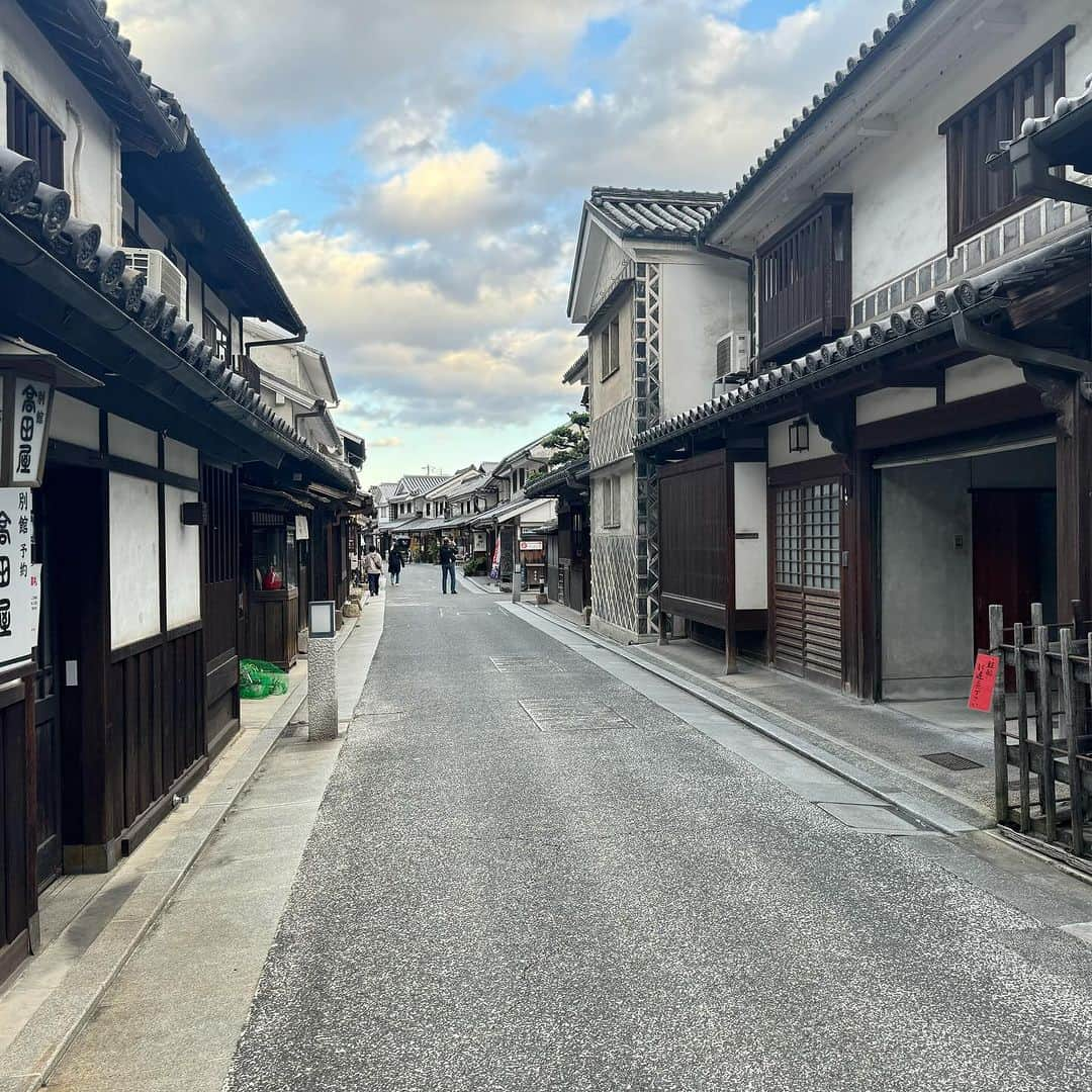 おちあやこさんのインスタグラム写真 - (おちあやこInstagram)「今日の娘弁当。  久しぶりの弁当投稿。  娘はアウトドアクラブのお泊り例会 ご機嫌で出掛けていきました。  写真2枚目は、昨日の夫ご飯。 マカロニグラタン（生協食材セット） オクラおかか和え 卵焼き 赤穂の生牡蠣  そして、今日は娘がいない時の大人の遠足。  尾道を目指して、まずは倉敷。 ダウンジャケットでちょうど良いくらいの気温です。  #今日の娘弁当 #今日のお弁当 #お弁当 #弁当記録#大人の遠足#倉敷#倉敷美観地区」11月18日 19時58分 - ayako_ochi_fukuoka