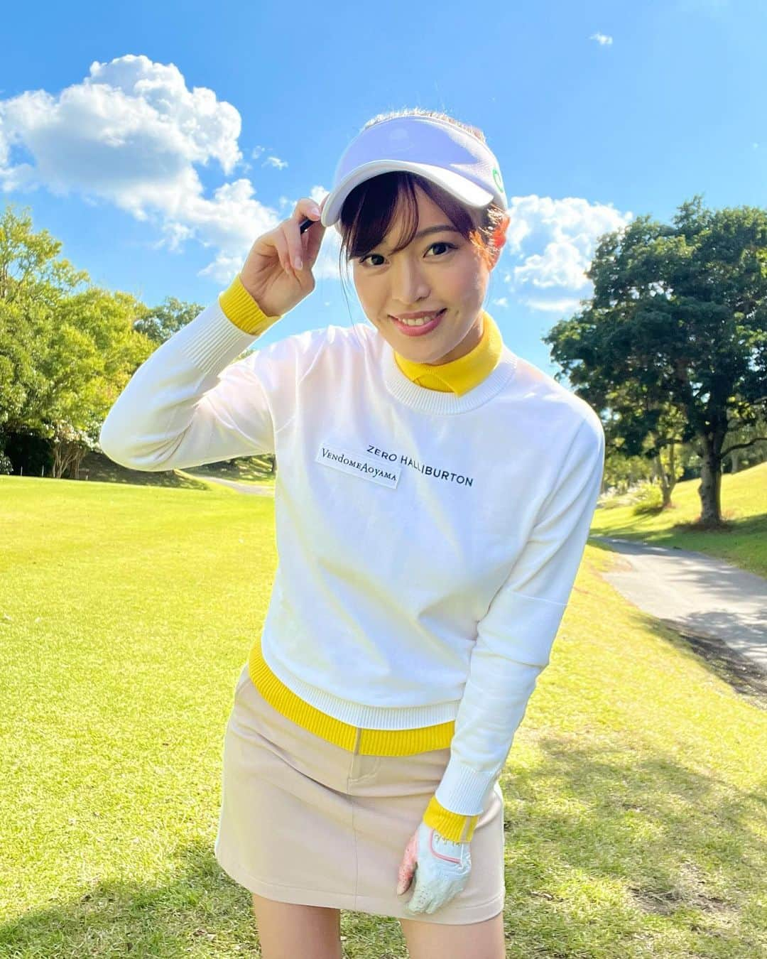 高橋としみさんのインスタグラム写真 - (高橋としみInstagram)「先日のコンペ⛳️ このコーデめっっっちゃ お気に入り✨✨  トップス @zerohalliburton_jp  インナー、スカート @junandrope   スコアもレディスから良かった🥰  #ゴルフ#ゴルフ女子 #ゴルフウェア #ゴルフコーデ #ゴルフ女子コーデ #golf#golfswing」11月18日 19時59分 - toshimi_1002