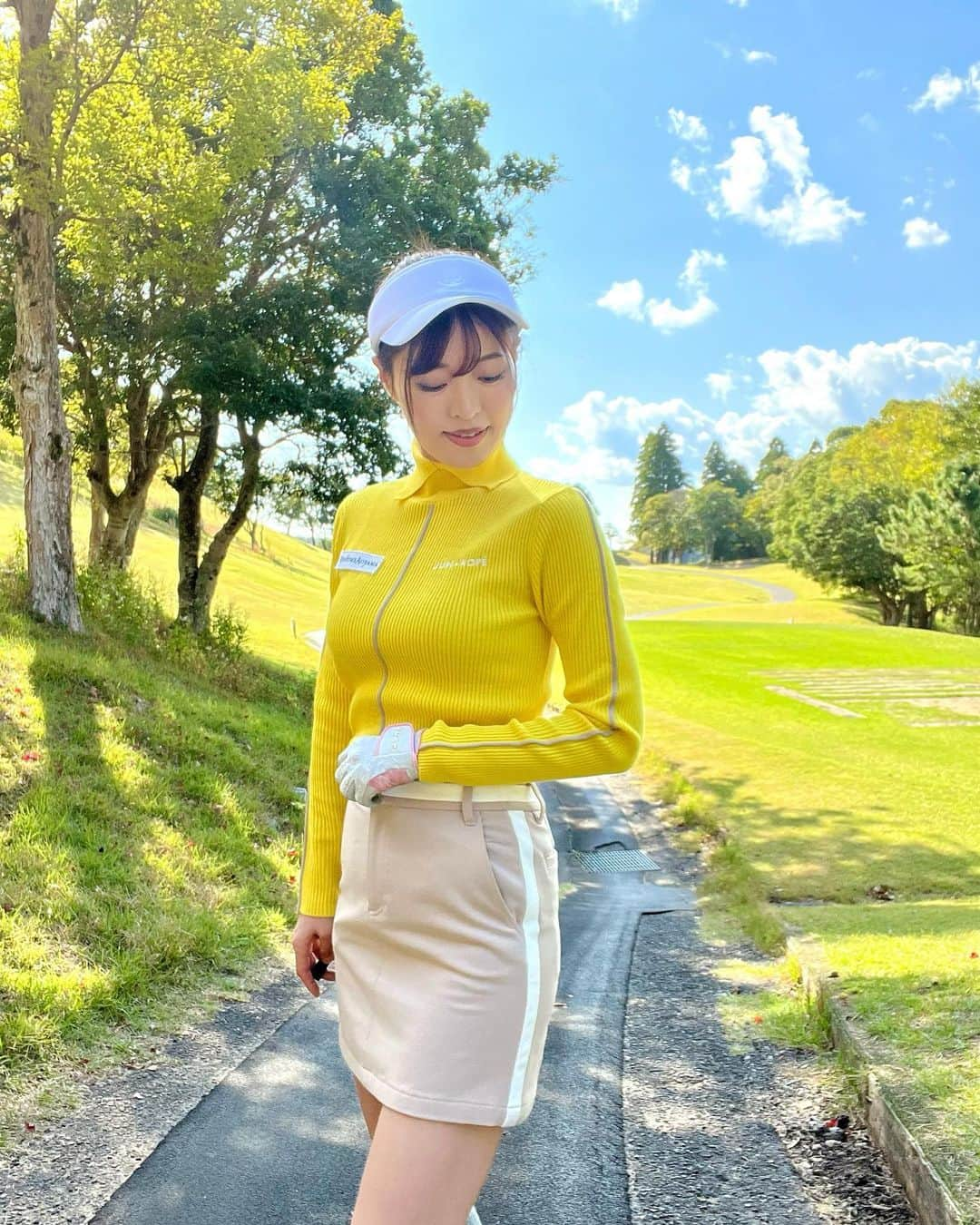 高橋としみさんのインスタグラム写真 - (高橋としみInstagram)「先日のコンペ⛳️ このコーデめっっっちゃ お気に入り✨✨  トップス @zerohalliburton_jp  インナー、スカート @junandrope   スコアもレディスから良かった🥰  #ゴルフ#ゴルフ女子 #ゴルフウェア #ゴルフコーデ #ゴルフ女子コーデ #golf#golfswing」11月18日 19時59分 - toshimi_1002