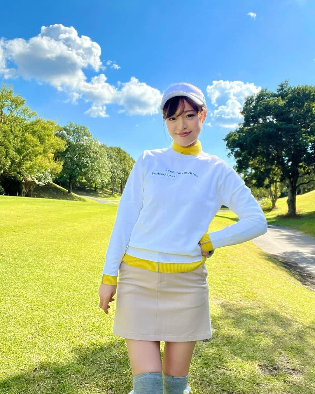 高橋としみさんのインスタグラム写真 - (高橋としみInstagram)「先日のコンペ⛳️ このコーデめっっっちゃ お気に入り✨✨  トップス @zerohalliburton_jp  インナー、スカート @junandrope   スコアもレディスから良かった🥰  #ゴルフ#ゴルフ女子 #ゴルフウェア #ゴルフコーデ #ゴルフ女子コーデ #golf#golfswing」11月18日 19時59分 - toshimi_1002