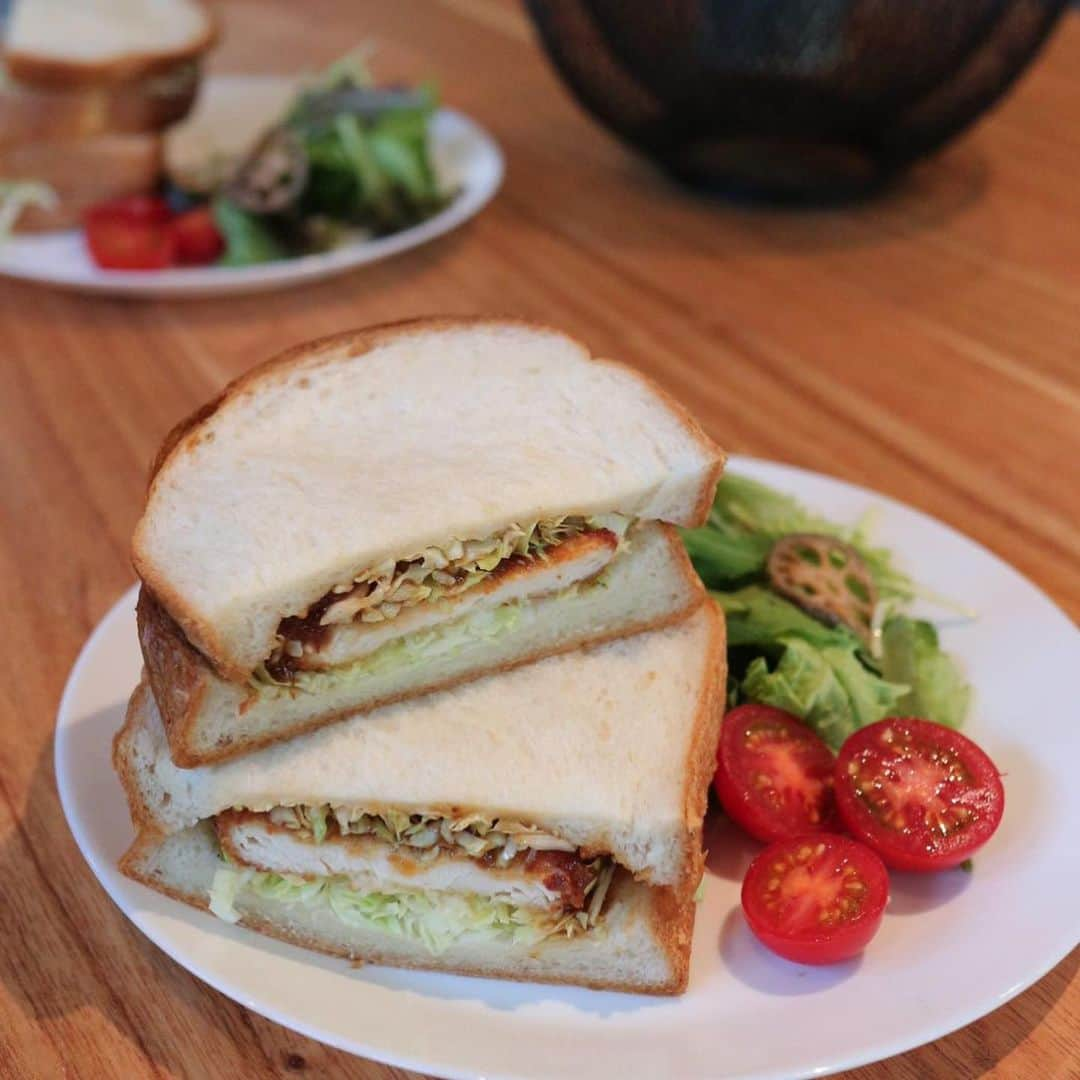 沢瀉美緒さんのインスタグラム写真 - (沢瀉美緒Instagram)「※ Homemade sandwiches 🥪 . 先日軽食に用意した、ささみカツサンド。 Taken by @ruri_ikeda 🥰 . @otafuku_sauce から販売されている お肉にのせるソースが合うかな？と思って 作ってみたんだけど、 皆様に美味しいと言ってもらえて嬉しかったな😋 . 美味しい食パンの上に千切りキャベツを乗せて 揚げたてのささみカツにソースをたっぷりかけて 千切りキャベツをもう一枚のパンで挟むだけ！ . またおうちでも作ってみよう🥰 . . #ささみレシピ #ささみカツサンド #ささみカツ #オタフクソース #お肉にのせるソース #おうちごはん #サンドイッチ #サンドウィッチ #sandwich #sandwiches #エムレシピ」11月18日 19時51分 - mio_omodaka