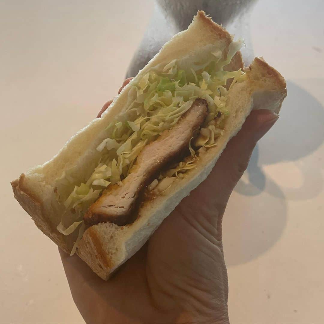 沢瀉美緒さんのインスタグラム写真 - (沢瀉美緒Instagram)「※ Homemade sandwiches 🥪 . 先日軽食に用意した、ささみカツサンド。 Taken by @ruri_ikeda 🥰 . @otafuku_sauce から販売されている お肉にのせるソースが合うかな？と思って 作ってみたんだけど、 皆様に美味しいと言ってもらえて嬉しかったな😋 . 美味しい食パンの上に千切りキャベツを乗せて 揚げたてのささみカツにソースをたっぷりかけて 千切りキャベツをもう一枚のパンで挟むだけ！ . またおうちでも作ってみよう🥰 . . #ささみレシピ #ささみカツサンド #ささみカツ #オタフクソース #お肉にのせるソース #おうちごはん #サンドイッチ #サンドウィッチ #sandwich #sandwiches #エムレシピ」11月18日 19時51分 - mio_omodaka