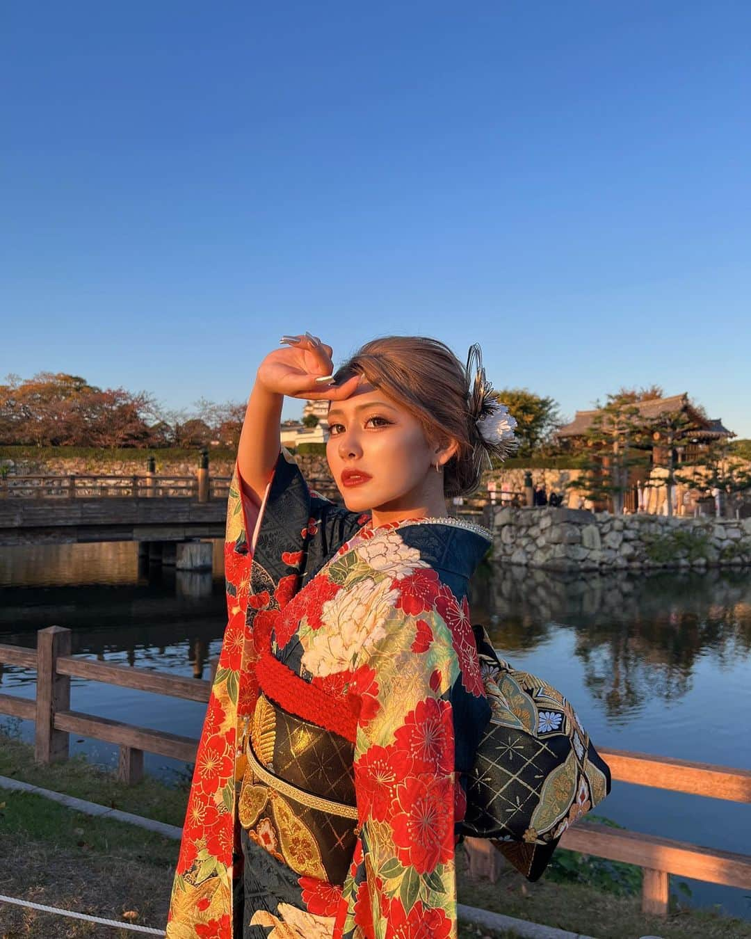 KAHOのインスタグラム：「ロケ日和❤️日差しがめっちゃ強かった日でした🕶‪🔆‬ 古典柄の振袖も可愛すぎた👼💕  ・  ・   #振袖  #振袖ヘア  #振袖ヘアアレンジ  #振袖レンタル  #成人式ヘア  #成人式  #成人式ヘアセット  #成人式振袖  #ギャル  #姫路城  #takazen  #👘 #kimono  #japan  #himeji  #tiktok  #kawaii  #love」