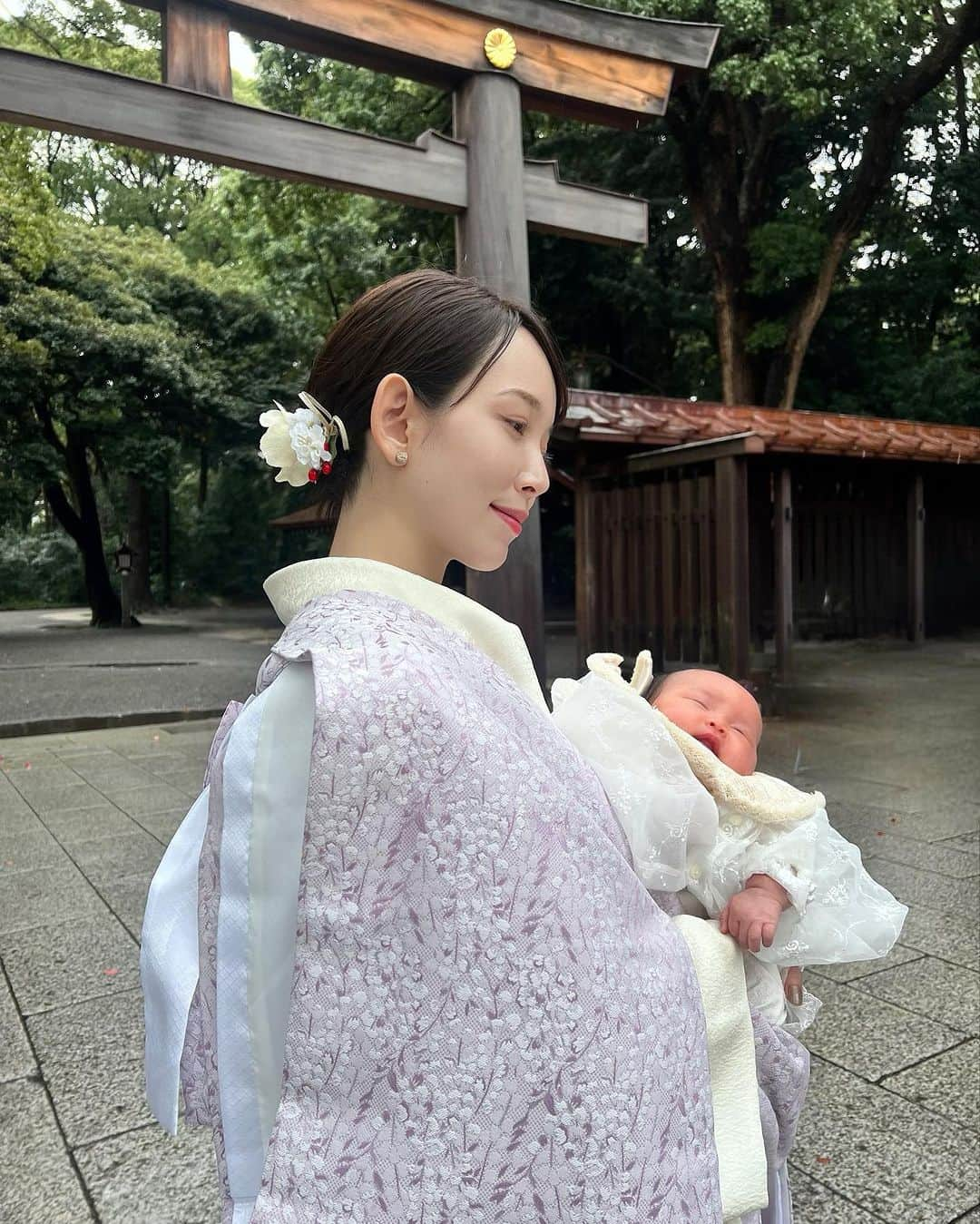 本島彩帆里さんのインスタグラム写真 - (本島彩帆里Instagram)「生後1ヶ月。お宮参りしてきました！ 久々の着物は、鈴蘭の産着が生える白の訪問着に。ひと月以上ぶりのフルメイクとヘアセット、着物とかを選ぶ時間もすんごく時間が楽しかった🥹自分をデザイン(?)することからしばらく離れてたので、好きの再確認と、少しずつお出かけしたりして楽しむぞぉおお〜という気持ち。 ⁡ そして何より、昨日より変化してる娘たちの日々の変化が愛おしい☝️ ⁡ #お宮参り#着物#産着#生後1ヶ月#お宮参りコーデ#ベビードレス#明治神宮#赤ちゃん#着物コーデ」11月18日 19時55分 - saoooori89